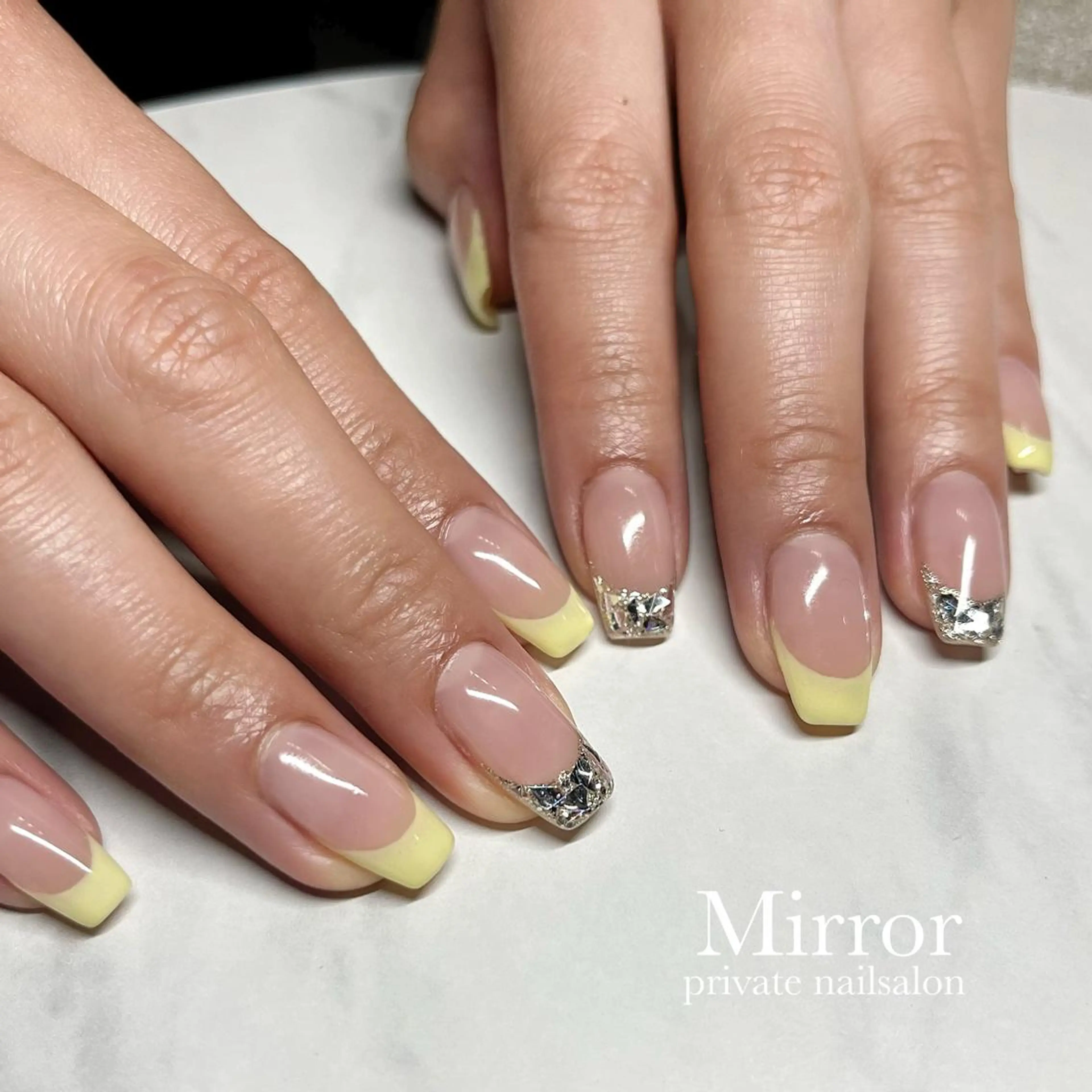 ネイル フレンチネイル 黄色 nailsalon Mirrorのネイルデザイン