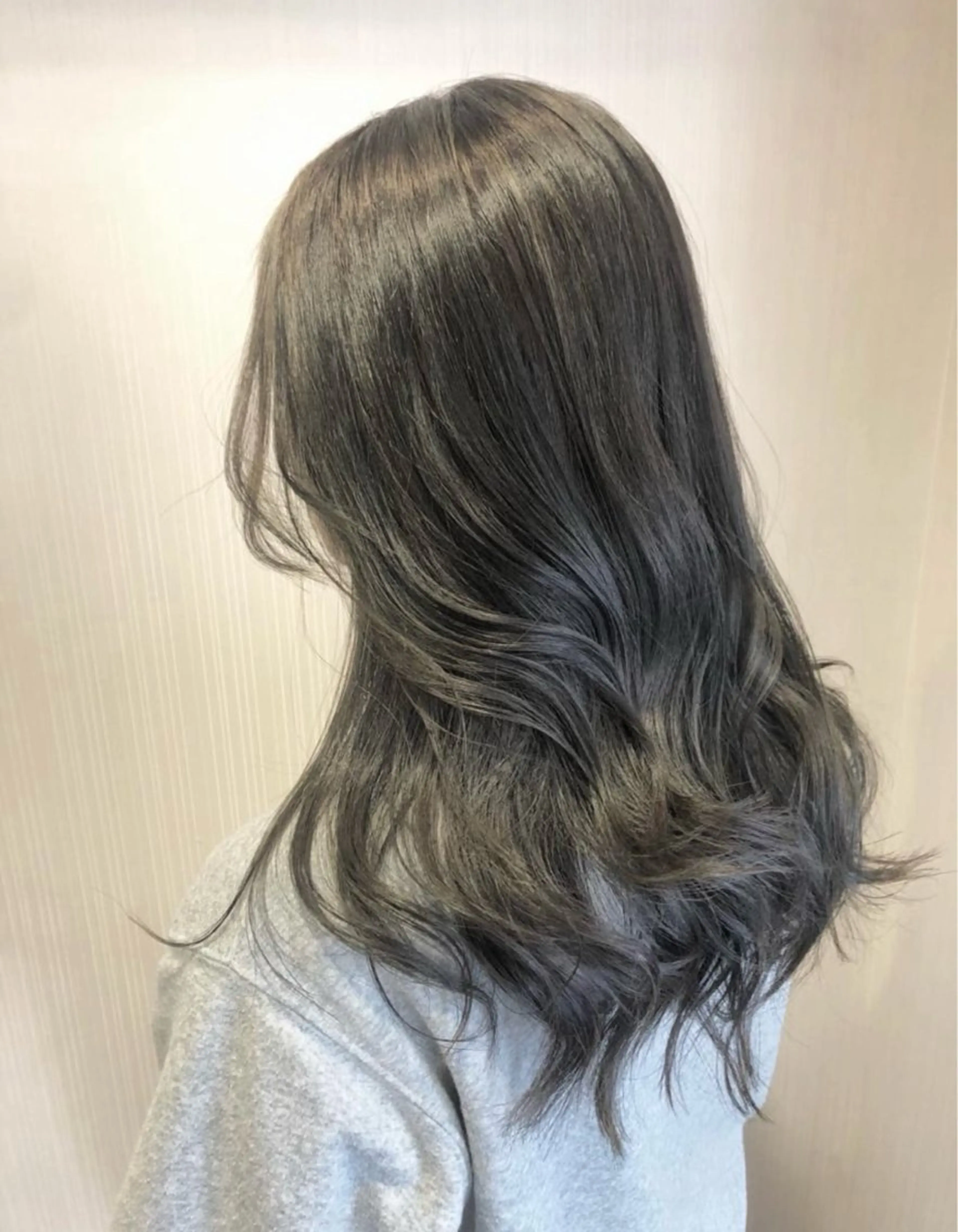 ロング カラー グレージュ オリーブグレージュ オリーブグレー カット ヘアカラー トリートメント 新井 友菜のヘアスタイル
