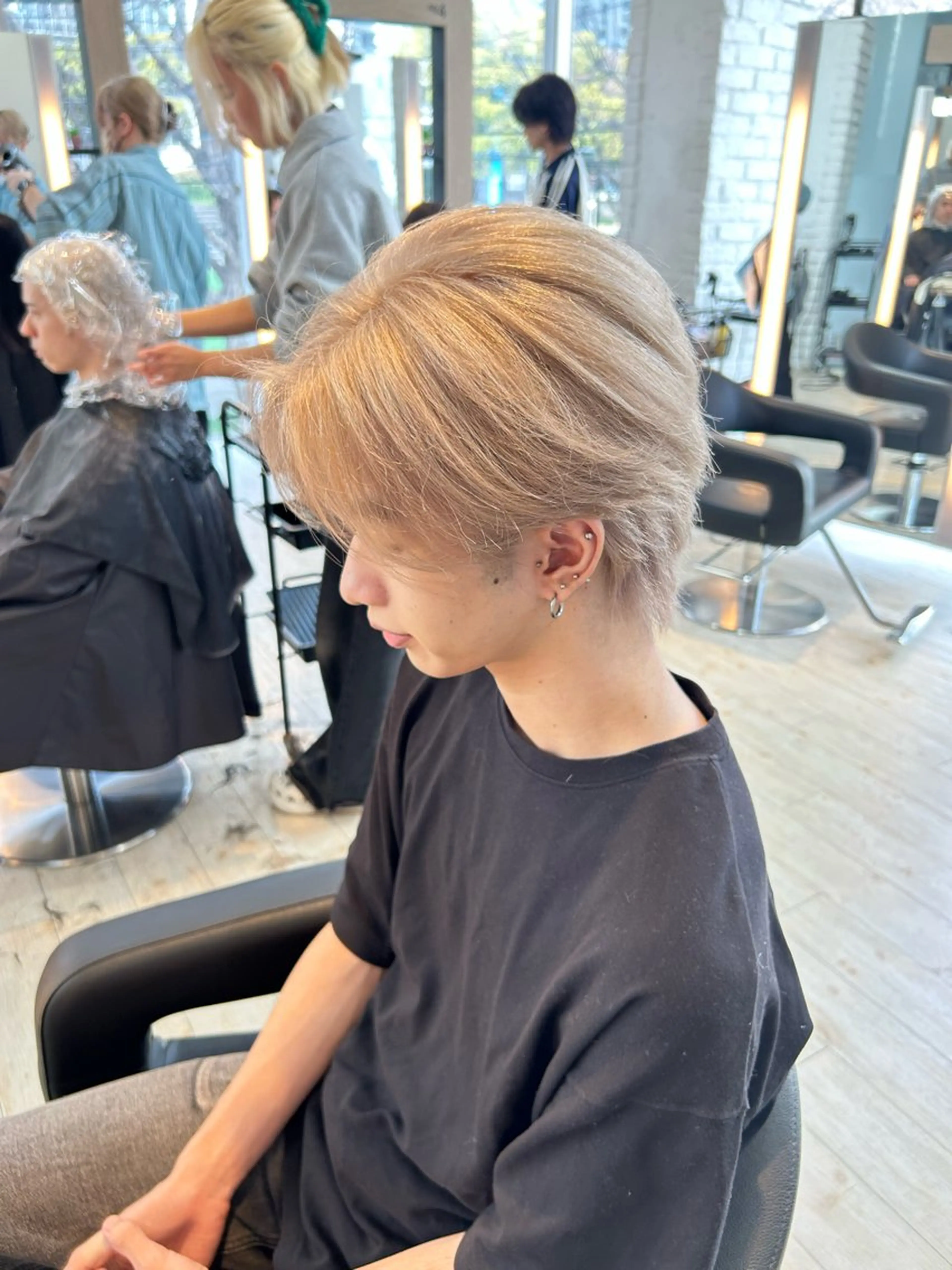 カラー メンズ ベージュカラー ブロンド ホワイトベージュ カット ヘアカラー トリートメント 有働由良／ハイトーン ／韓国メンズヘアのヘアスタイル