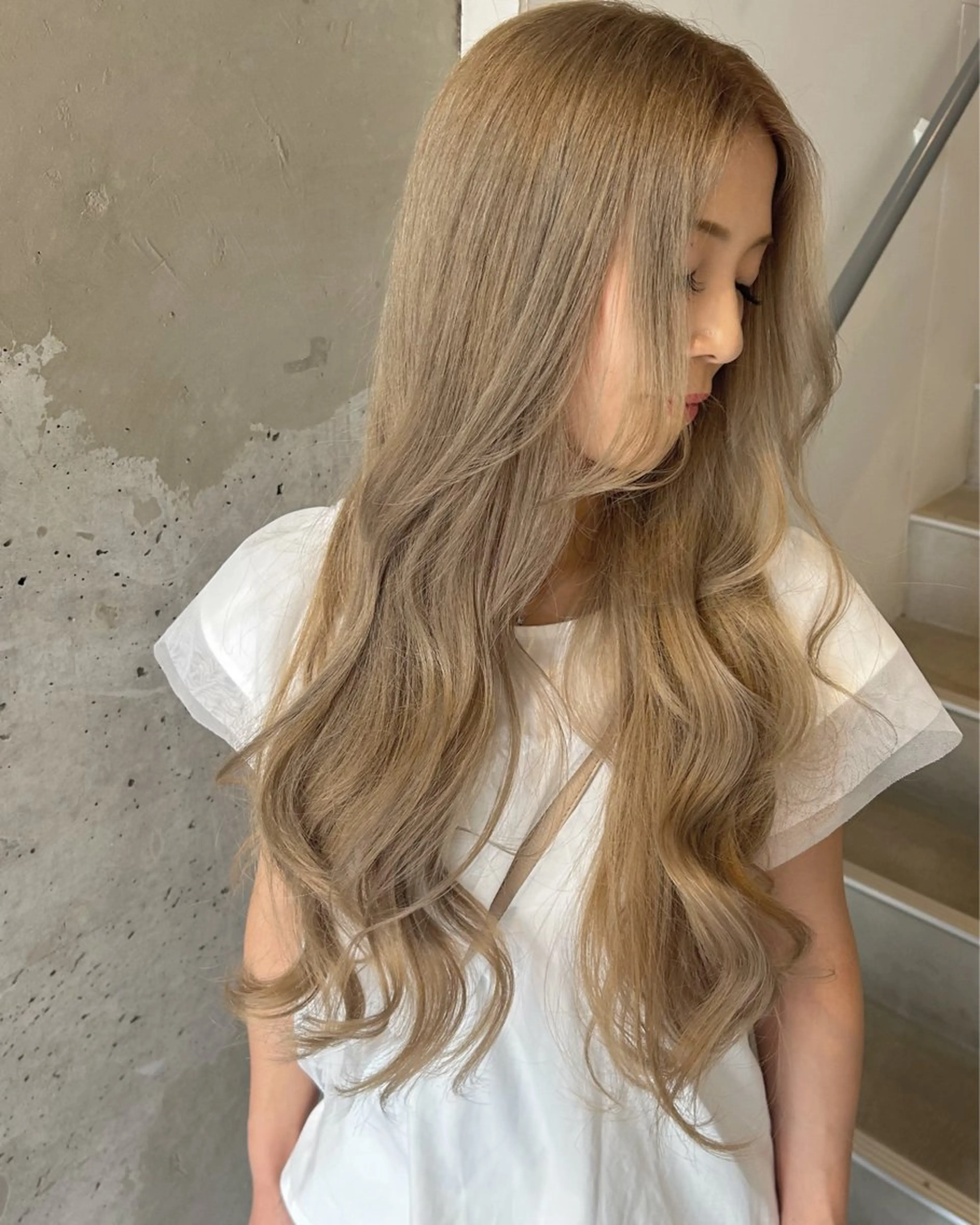 ミディアム カラー ブロンド ヘアカラー トリートメント ウルフカット レイヤーカット上柿のヘアスタイル