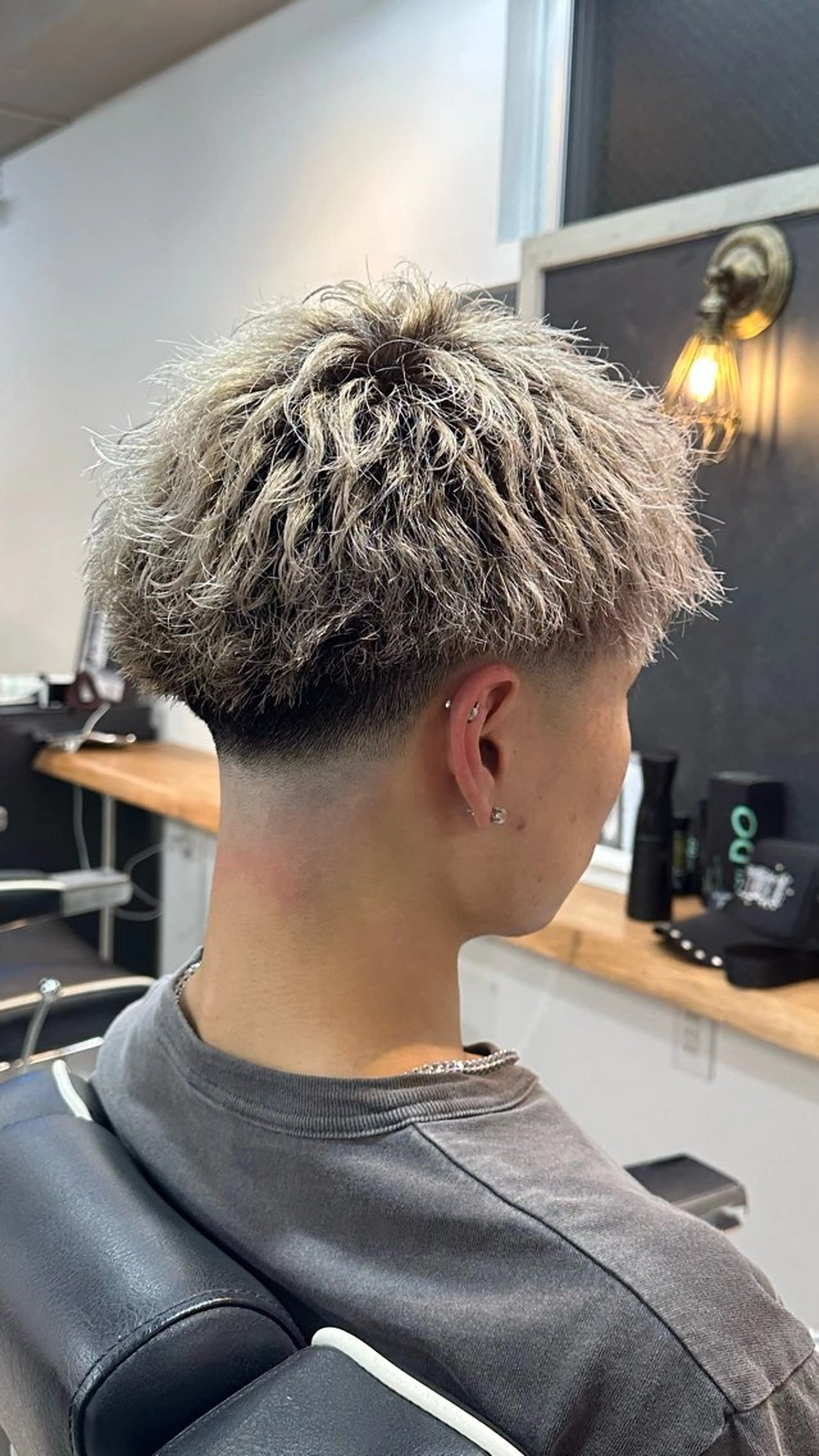 カラー パーマ メンズ フェードカット メンズハイトーン メンズパーマ ハイトーンカラー カット ヘアカラー 律喜/パーマ /メンズ/フェードのヘアスタイル