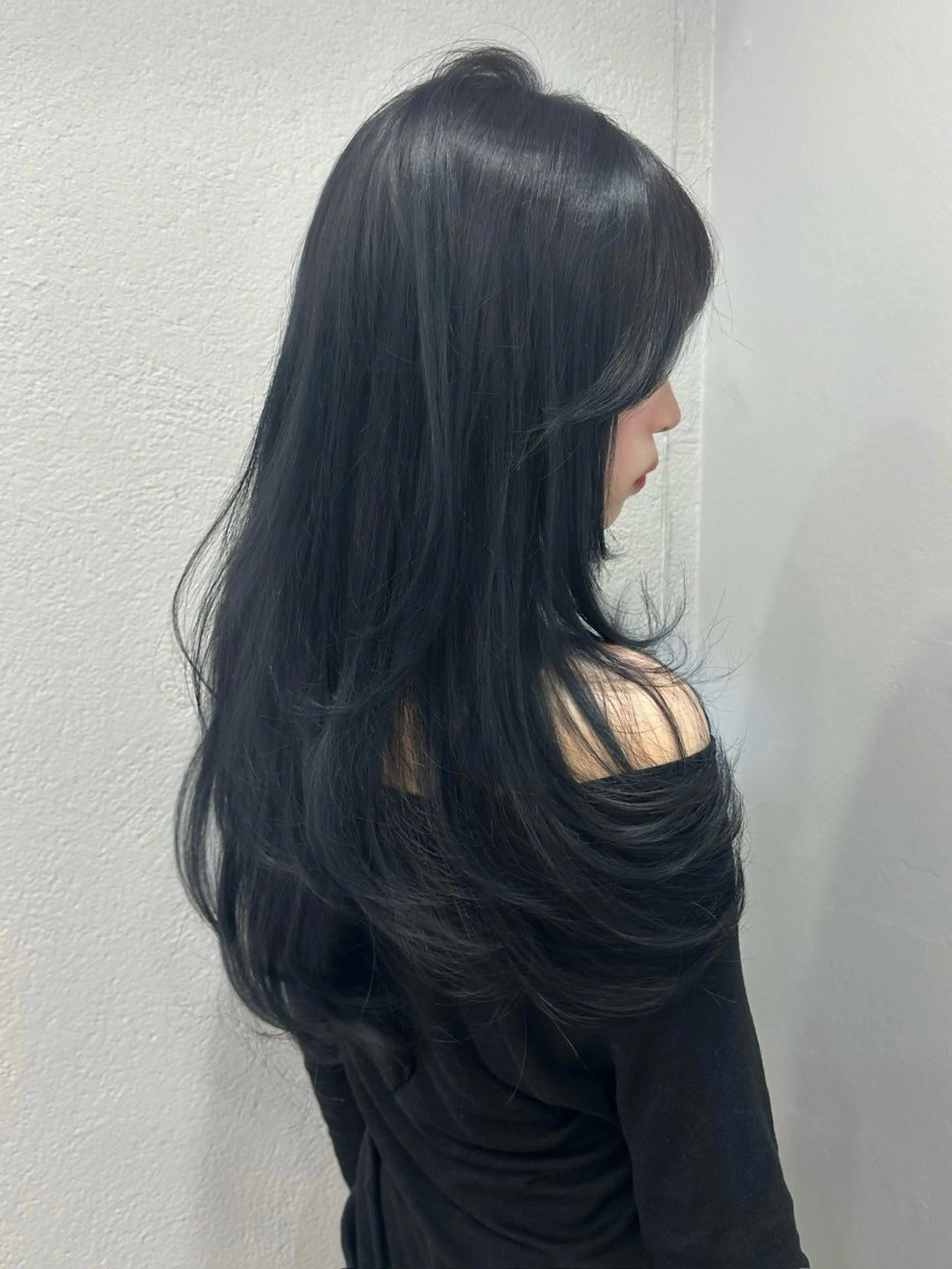ロング カラー 黒髪 ブルーカラー ブルーブラック ヘアカラー トリートメント 𝑴𝑶𝑲𝑨渋谷 トレンド韓国ヘア🩷のヘアスタイル