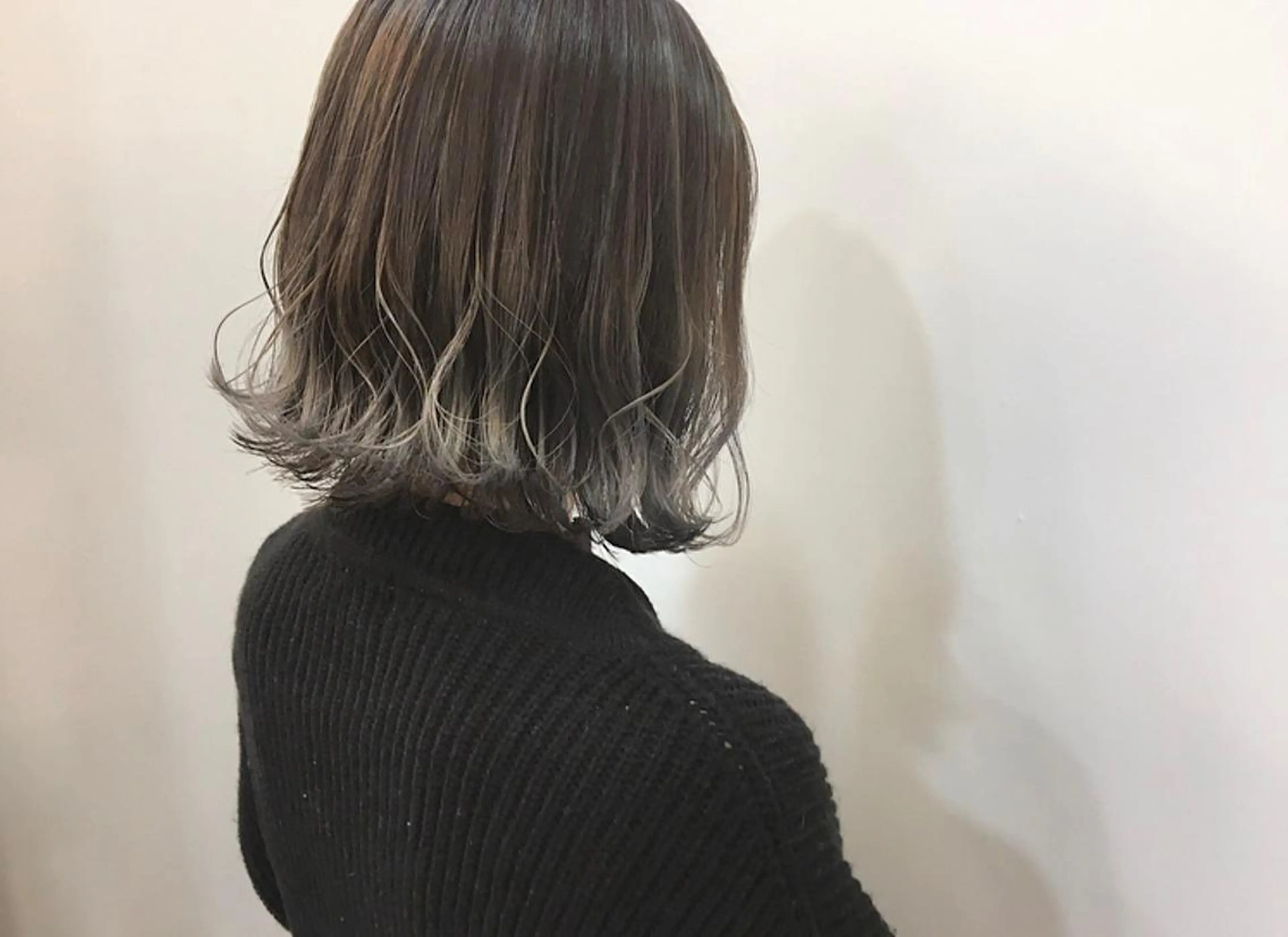 ショート カラー 切りっぱなしボブ アッシュ ブリーチ 透明感カラー グラデーションカラー カット ヘアカラー トリートメント 鈴木 翔梧のヘアスタイル