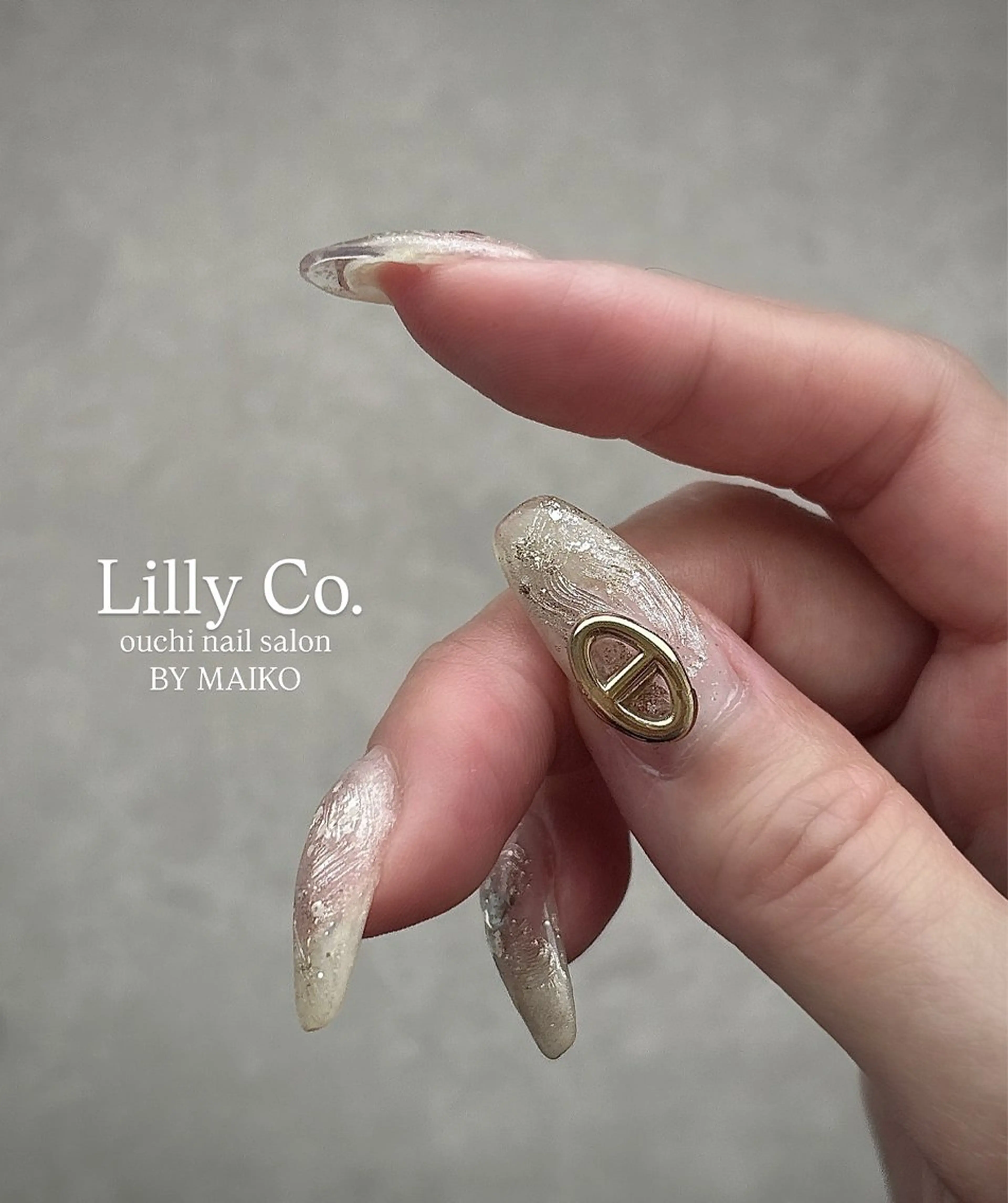 ネイル ゴールド Lilly Co.のネイルデザイン