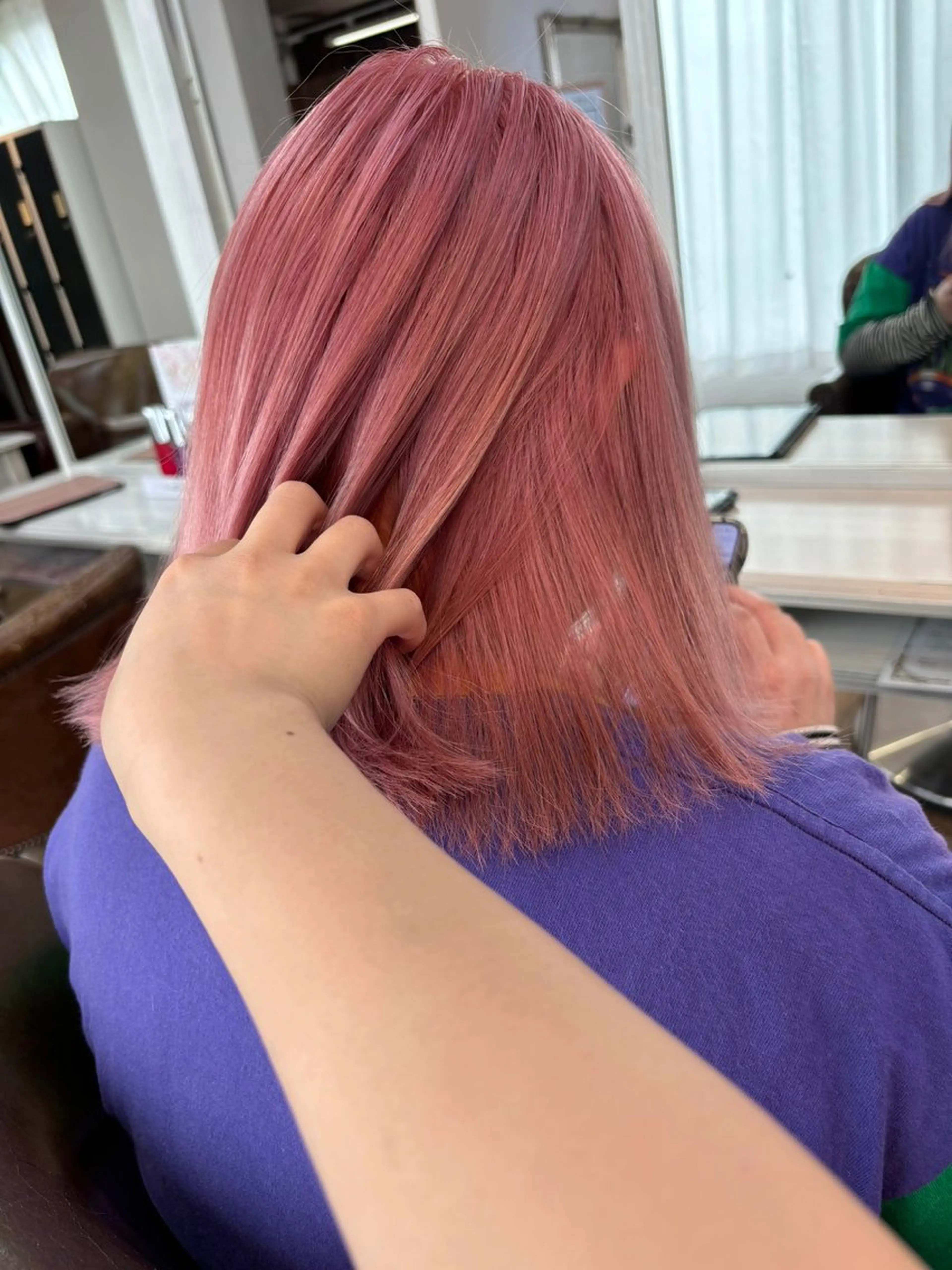 セミロング apollo yokohama所属・レイヤーカット/ ハイトーン/ミノリのヘアスタイル