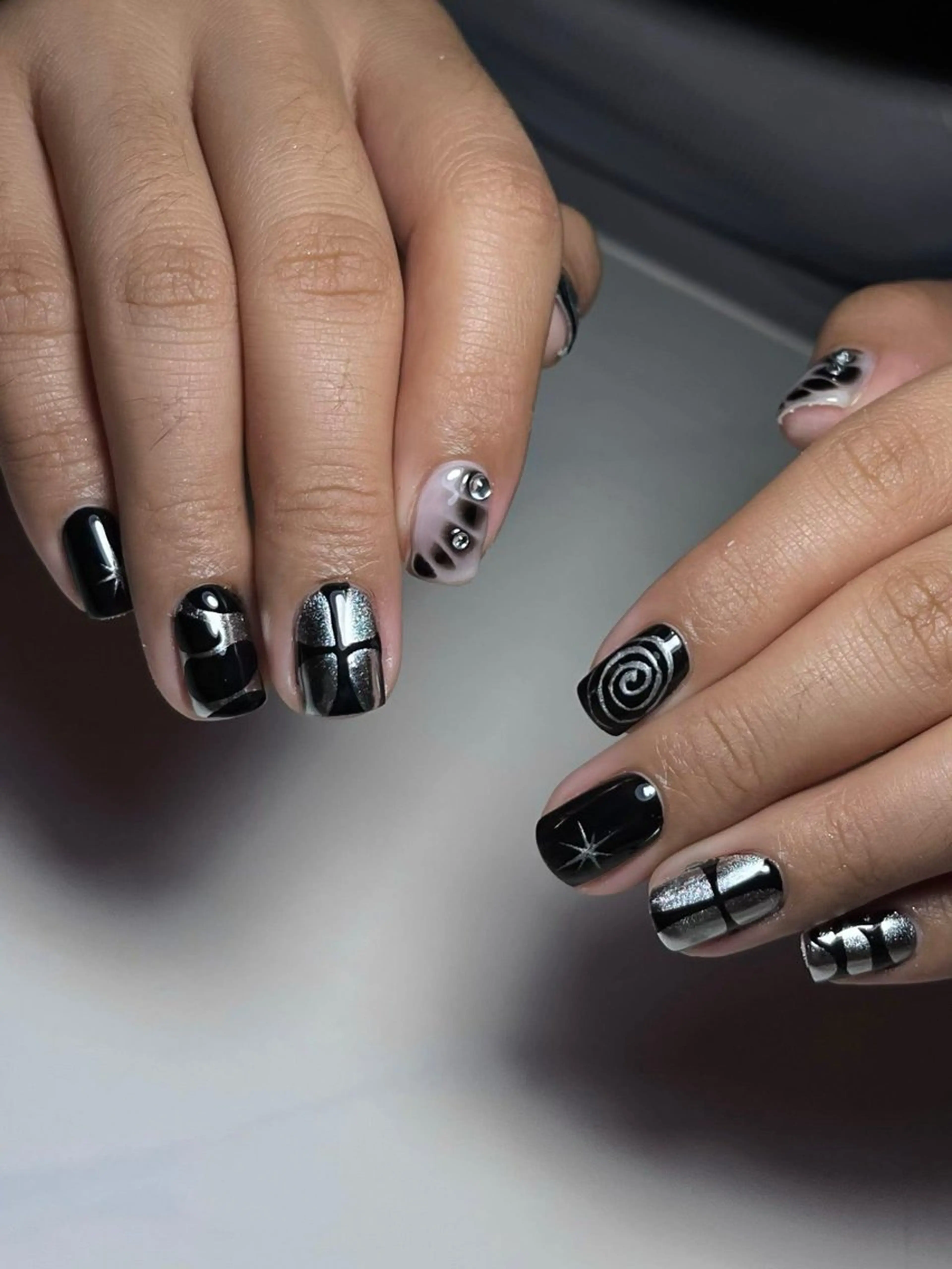 ネイル チークネイル フレンチネイル グラデーション 韓国ネイル マグネットネイル ハンドネイル JIN 168 新大久保のネイルデザイン