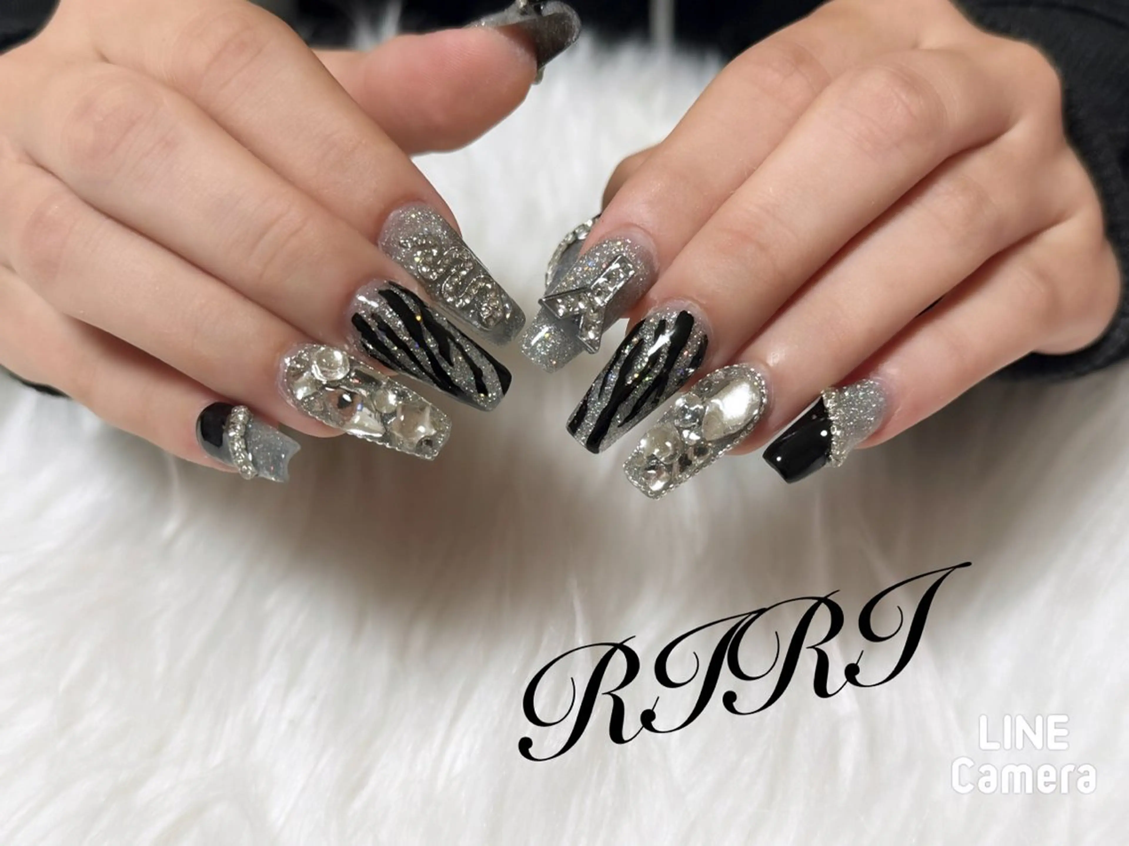 ネイル アニマル柄 成人式 ジェルネイル ラメ(グリッター) ロングネイル ハンドネイル riri オーナーのネイルデザイン