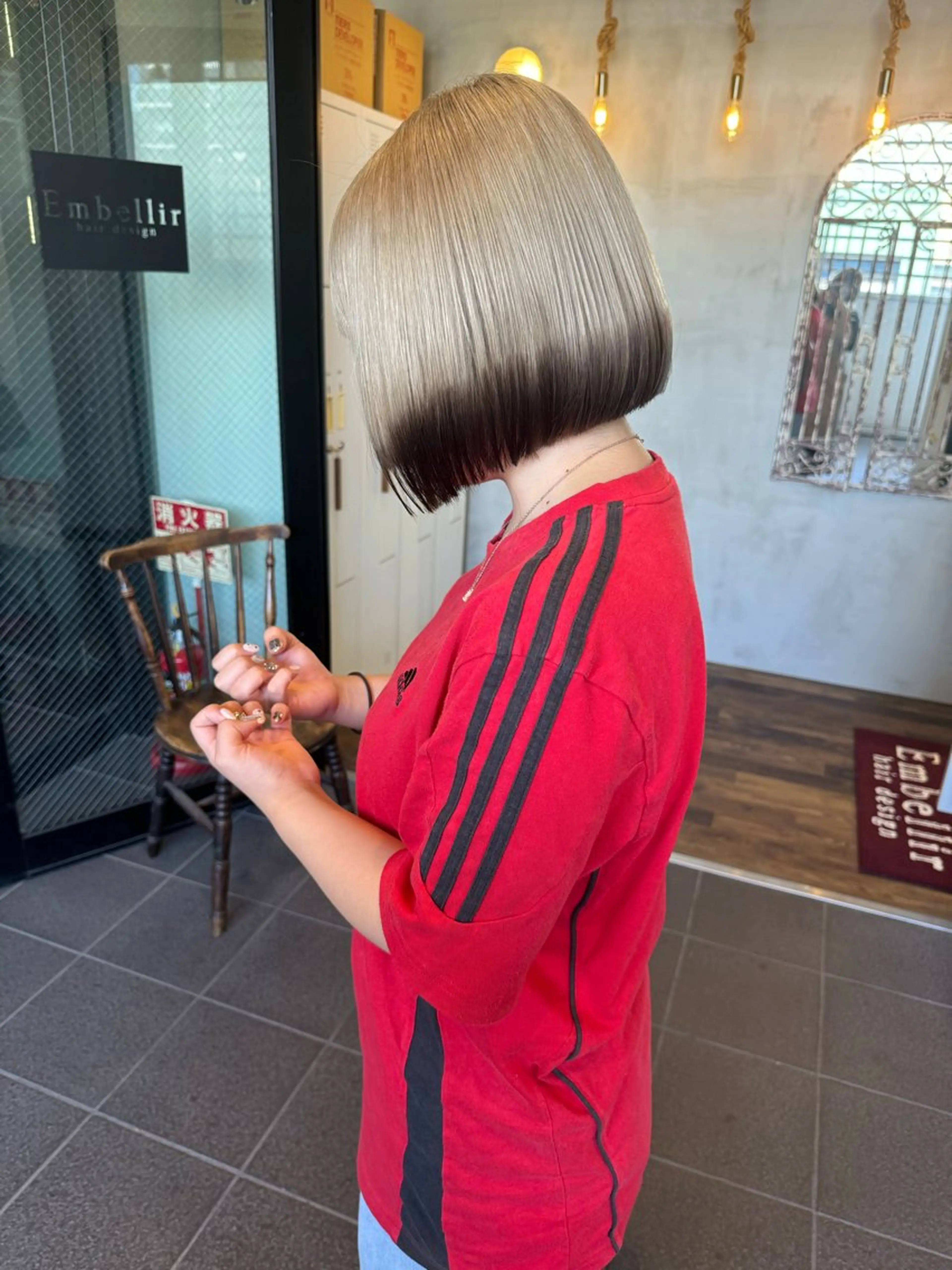 ショート カラー 赤みなしオリーブ ハイトーン×レイヤーのヘアスタイル