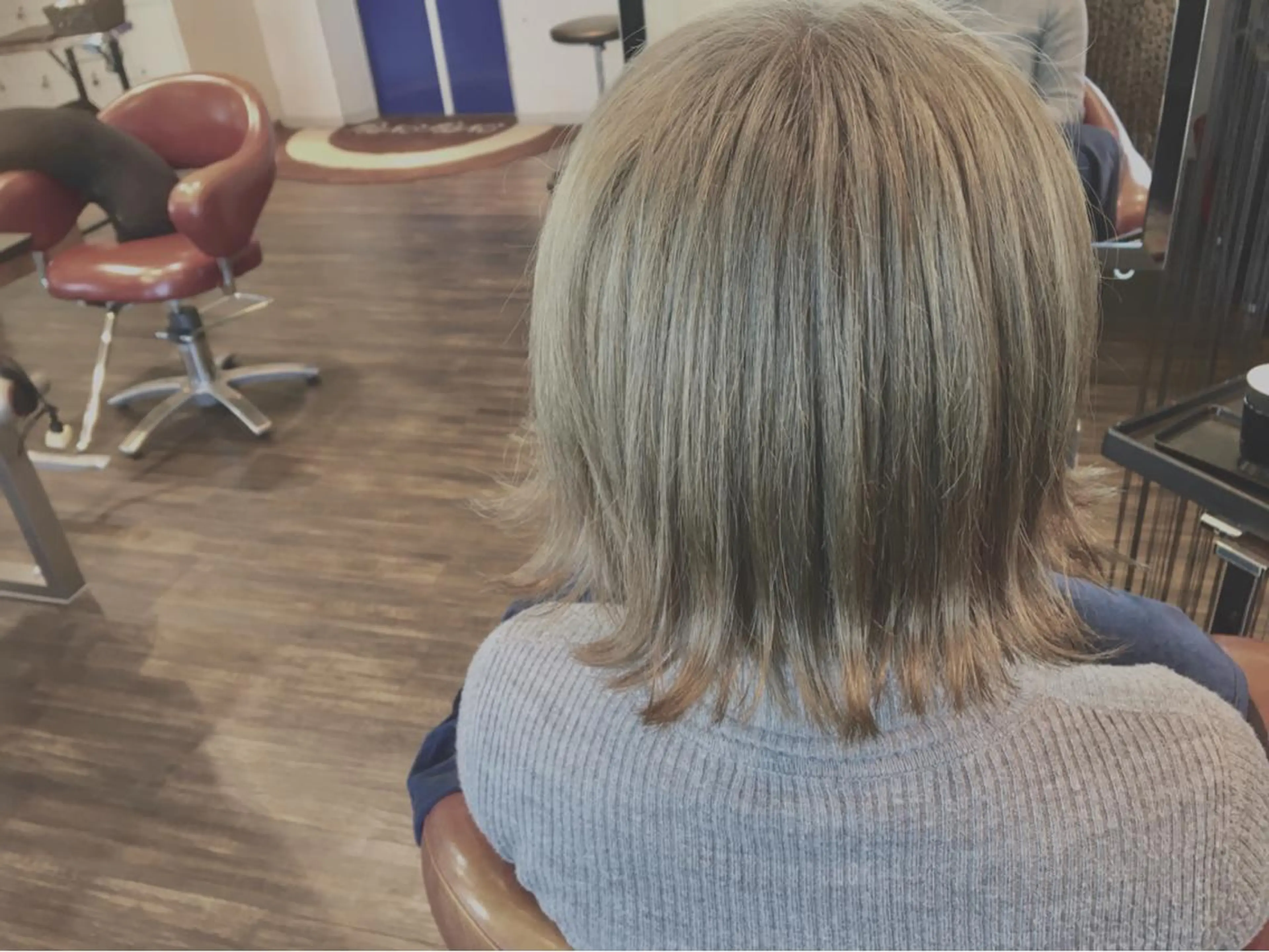 ショート カラー グレージュ 外ハネヘア 西本 夏美のヘアスタイル