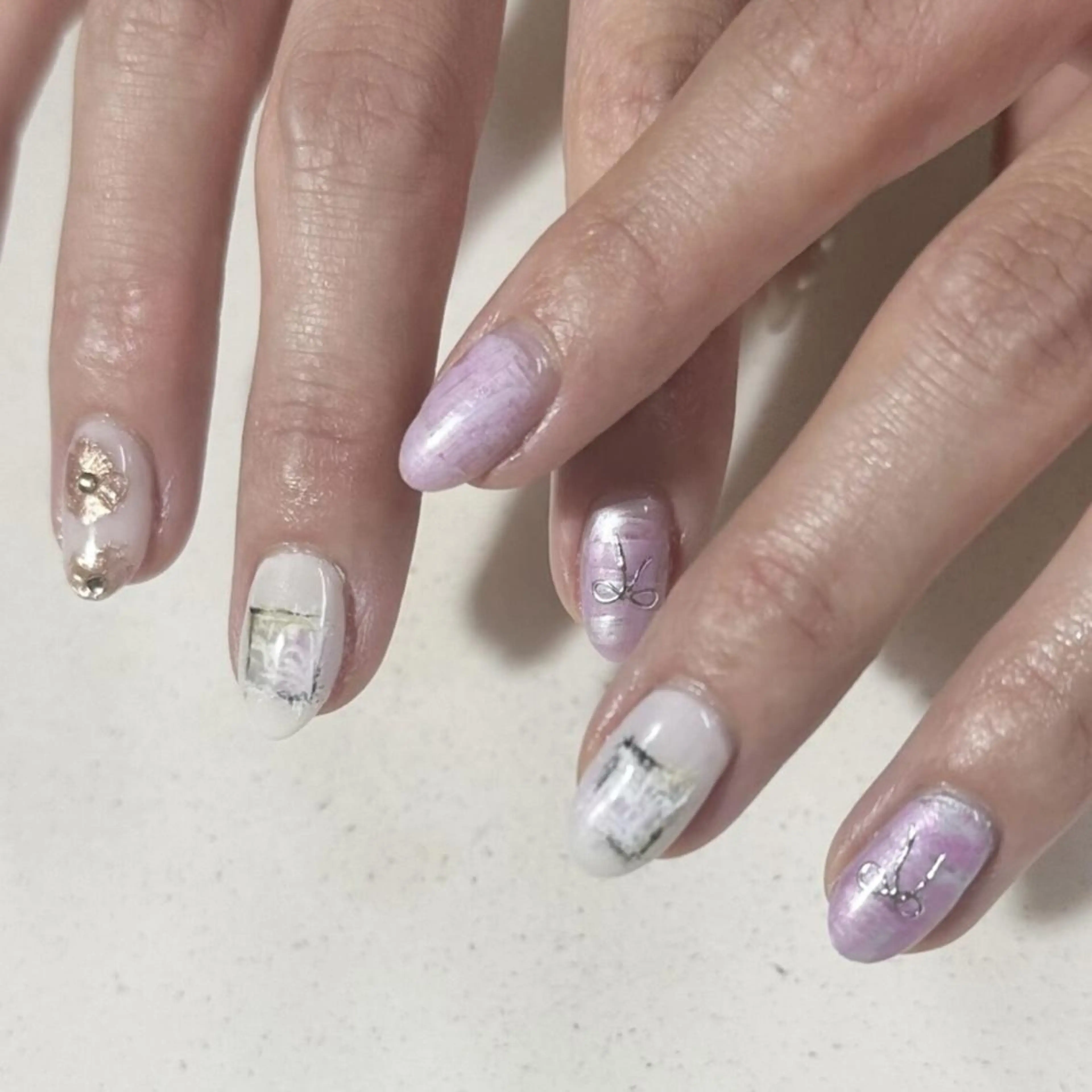 ネイル ジェルネイル 韓国ネイル ニュアンスネイル リボン ワンホンネイル nailstudio eviz新宿店のネイルデザイン