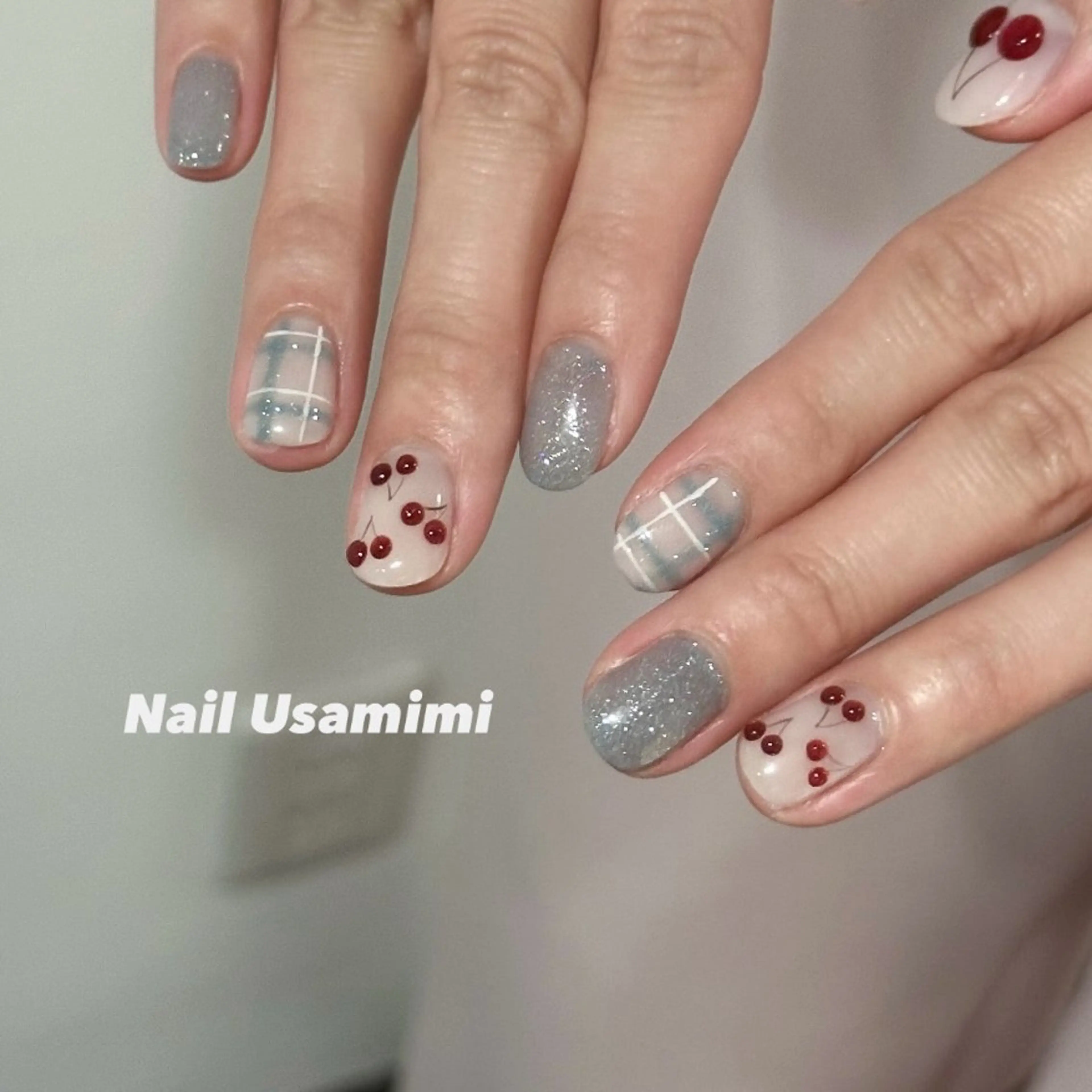 ネイル 水色 赤色 ワンホンネイル ハンドネイル 本町NailUsaM imi MOMOKAのネイルデザイン