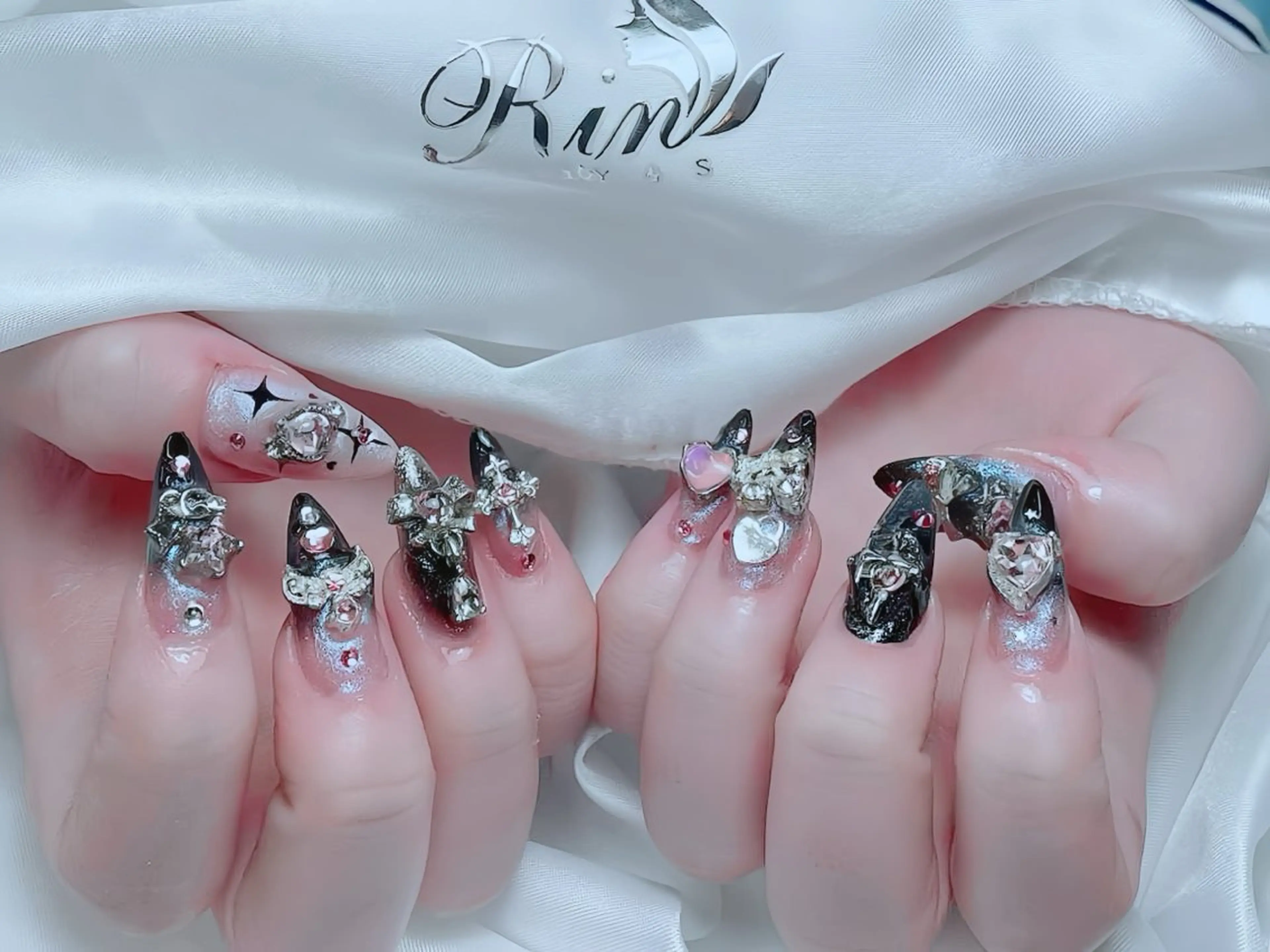 ネイル ボルドー フレンチネイル グラデーション キラキラネイル 韓国ネイル ハンドネイル Rin Nail 新大久保店のネイルデザイン