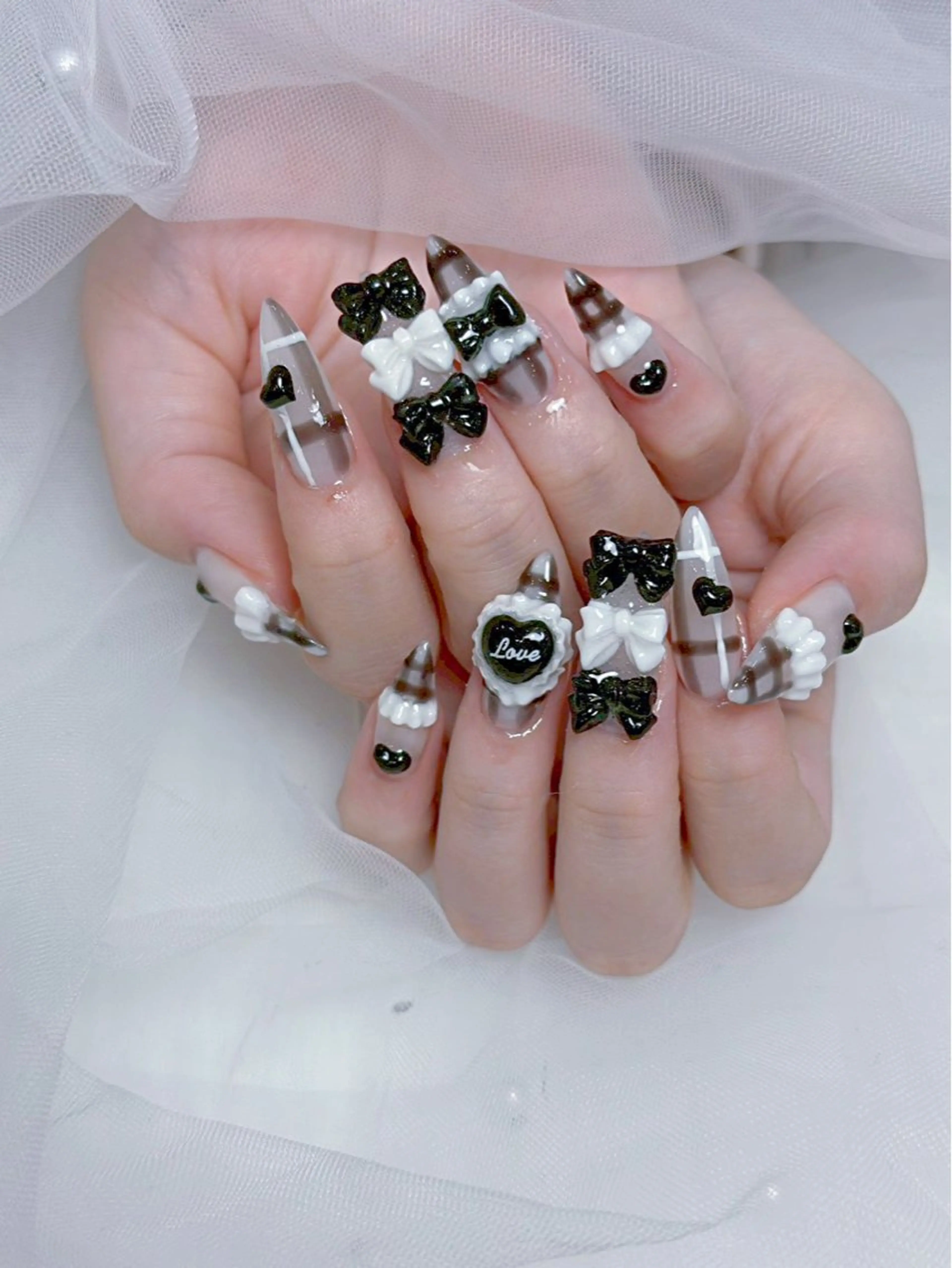 ネイル アートネイル オーロラネイル チークネイル 長さ出し フットネイル ハンドネイル ハンドケア Mio_ Noiranailのネイルデザイン