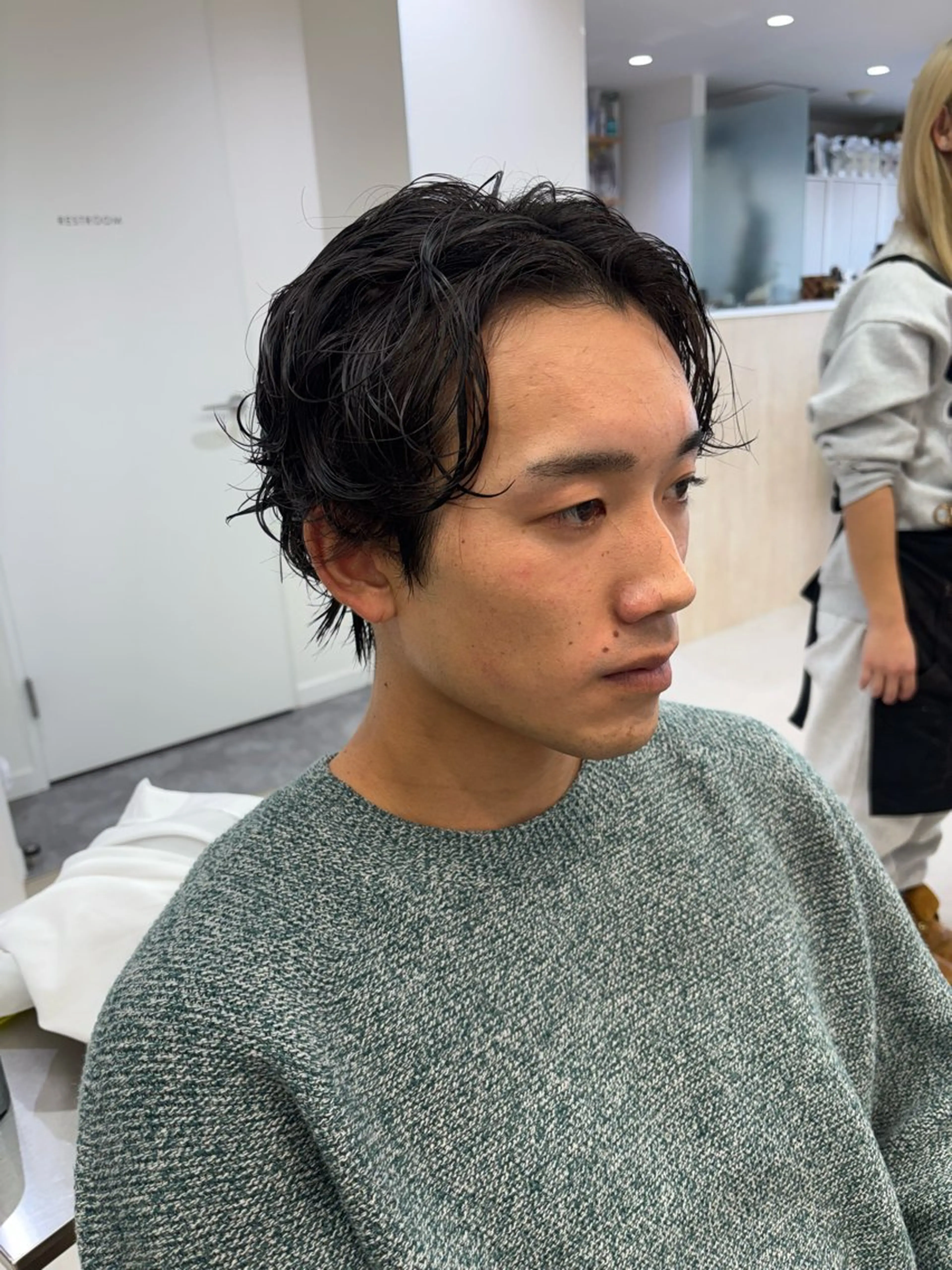 パーマ メンズ ビジネス メンズパーマ スペインカール 波巻きパーマ ニュアンスパーマ ニュアンスパーマ/ フェザー/マッシュのヘアスタイル