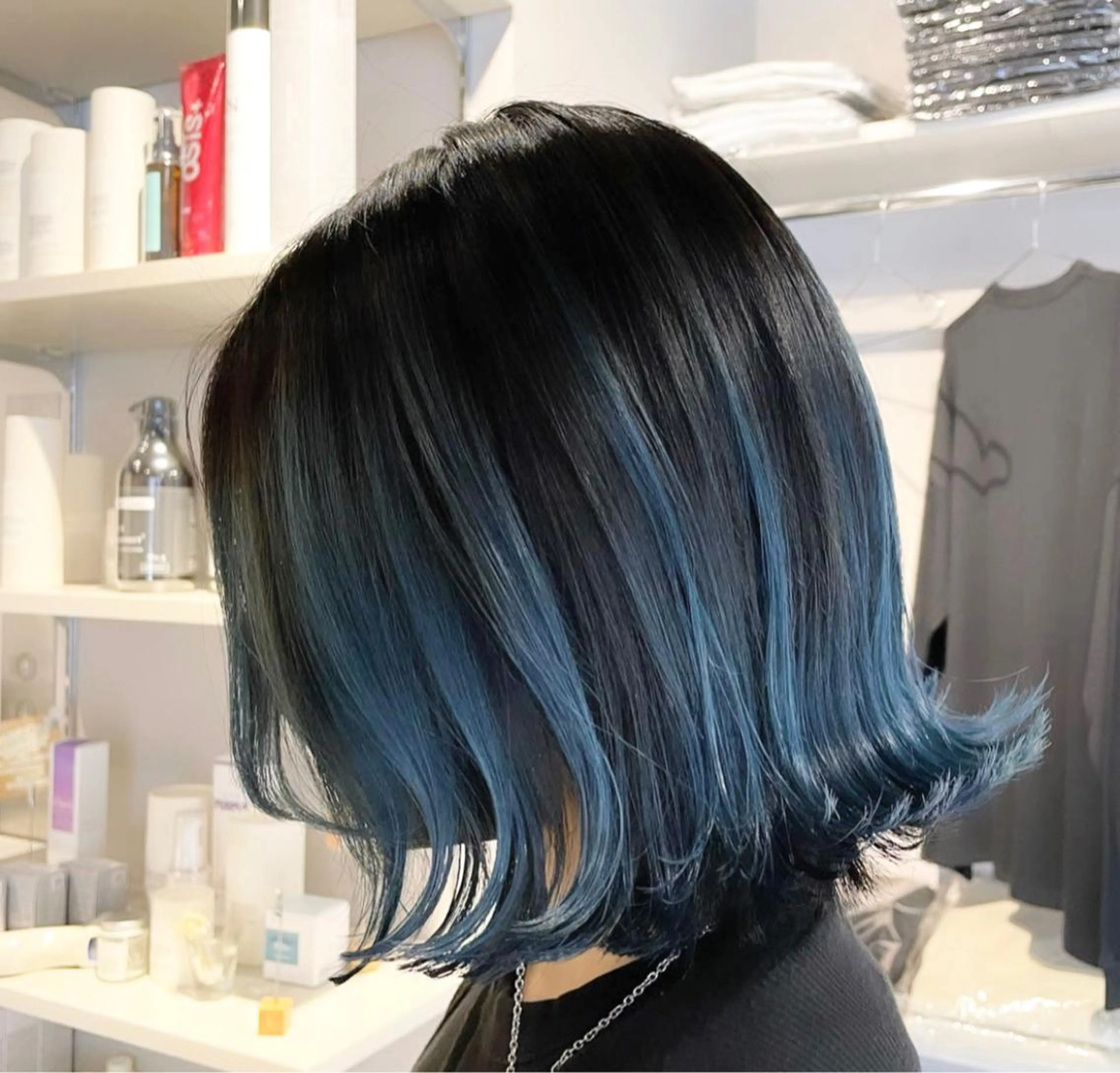 ショート カラー ネイビーカラー ブリーチ👩‍🦳/ ‪✂︎MANAMIのヘアスタイル