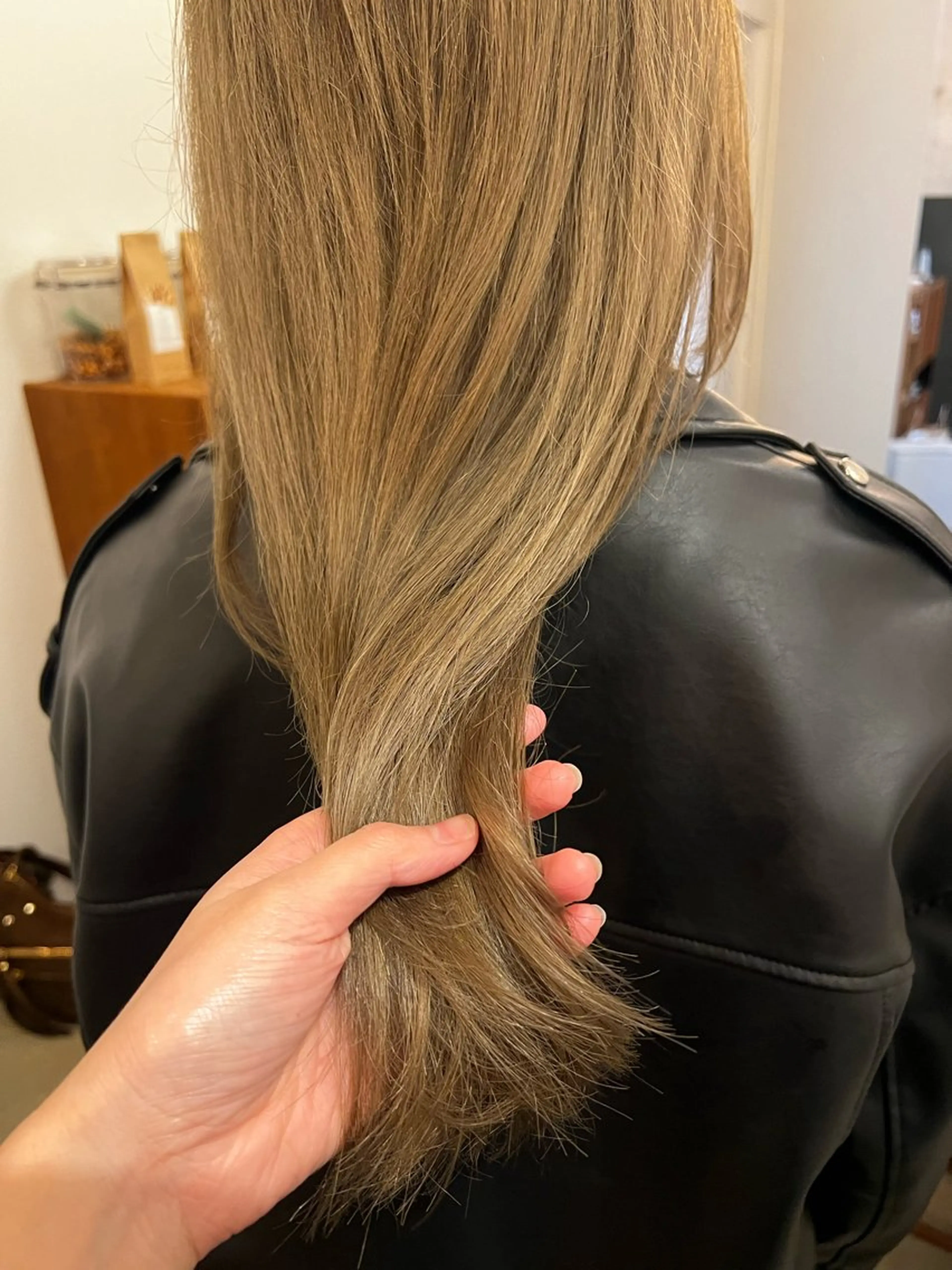 ロング カラー ベージュカラー カット ヘアカラー トリートメント kuwabara yuunaのヘアスタイル