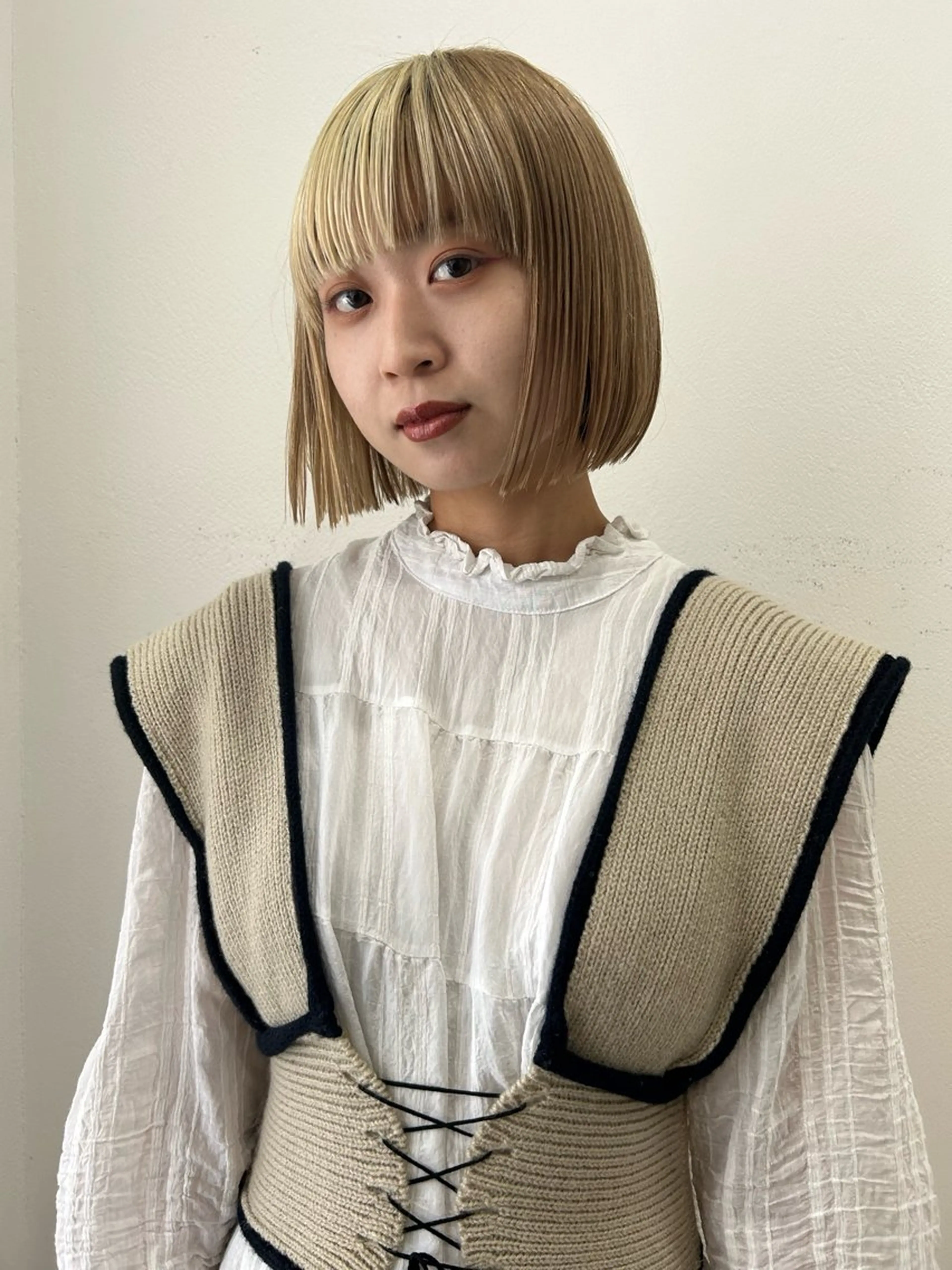 ショート カラー 切りっぱなしボブ ベージュカラー ブリーチ ブロンド ケアブリーチ カット ヘアカラー トリートメント Loom.所属・村上雅人 ナチュラルモードのヘアスタイル