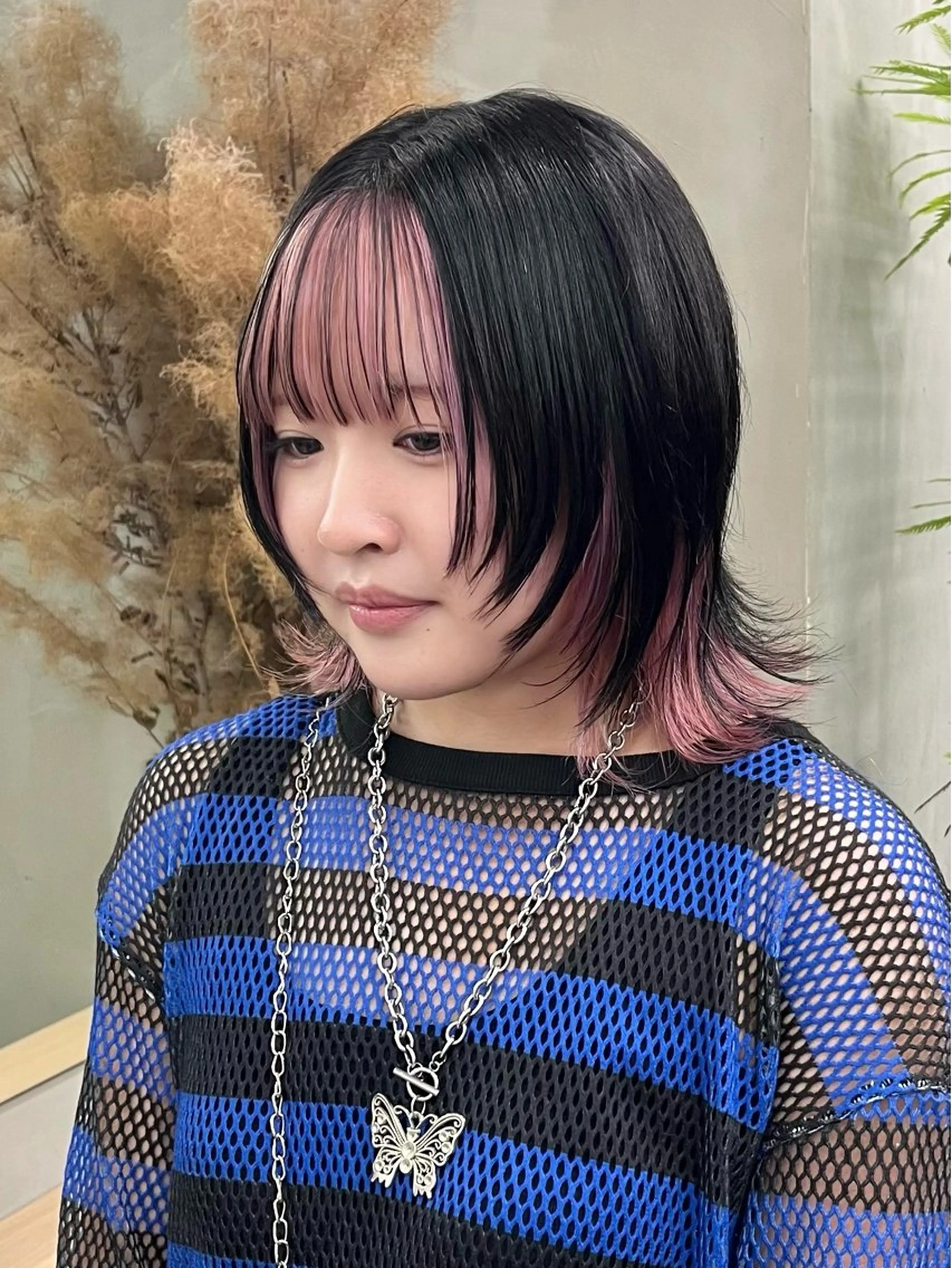 ミディアム カラー ミストバング デザインカラー  フェイスフレーミング インナーカラー ピンクカラー イツク ⚡️ ルーツ/ハイトーンのヘアスタイル