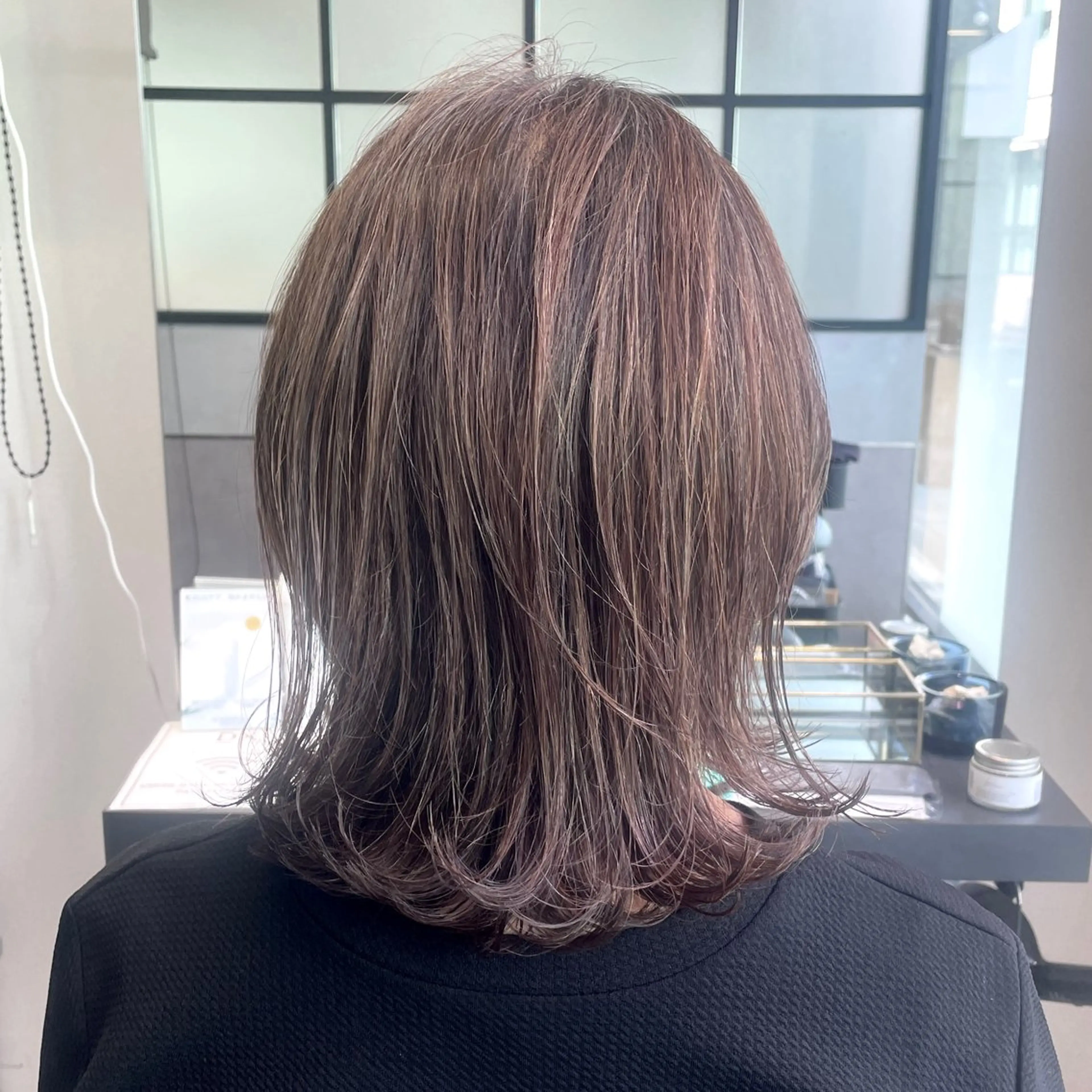 ミディアム カラー ハイライトカラー くびれヘア ハイライト 外ハネヘア カット ヘアカラー matka白髪ぼかし 大人ヘア/KEIKOのヘアスタイル