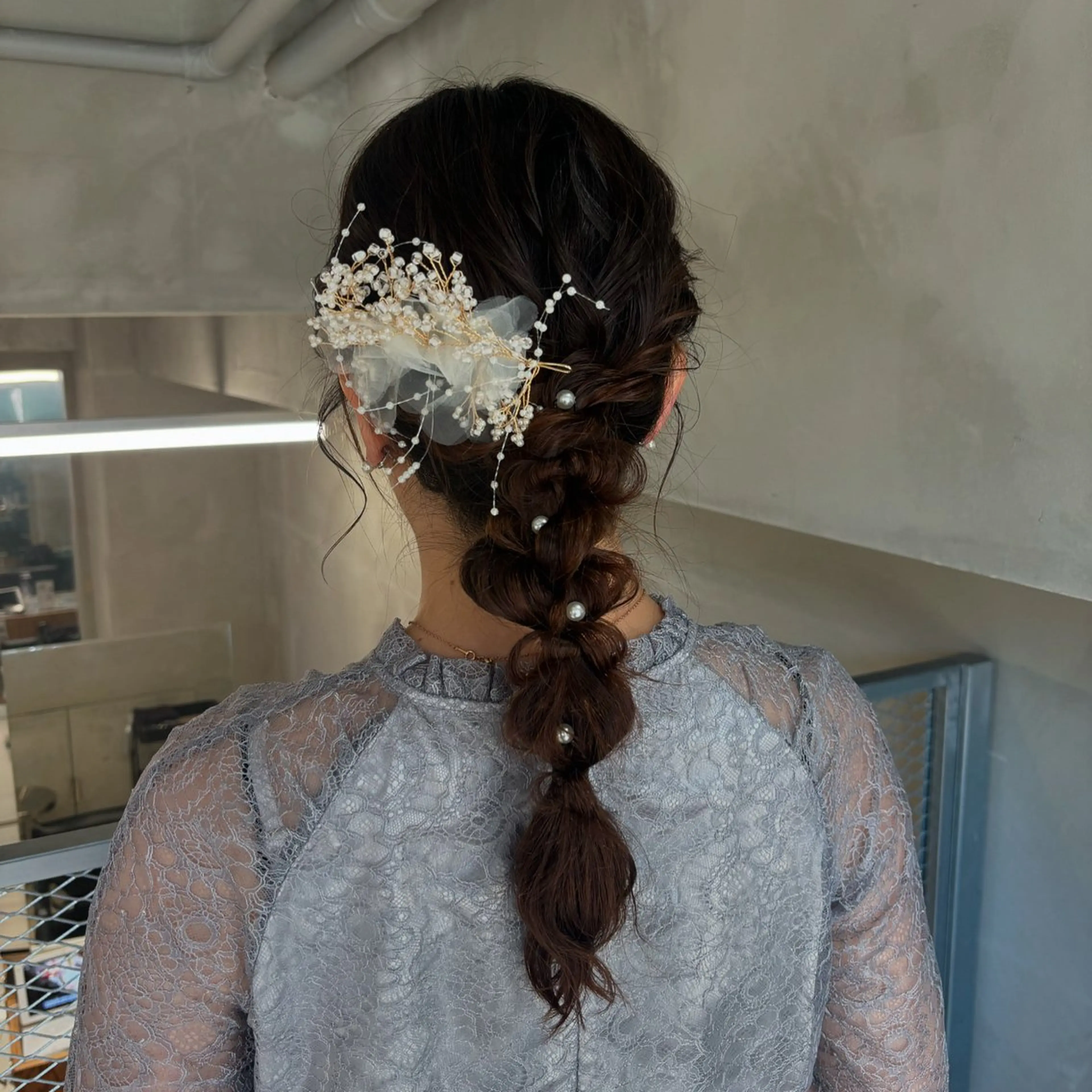 ヘアアレンジ 結婚式・ブライダル ヘアセット 🧸ミルクティー／ 顔周りレイヤー/ミクのヘアスタイル