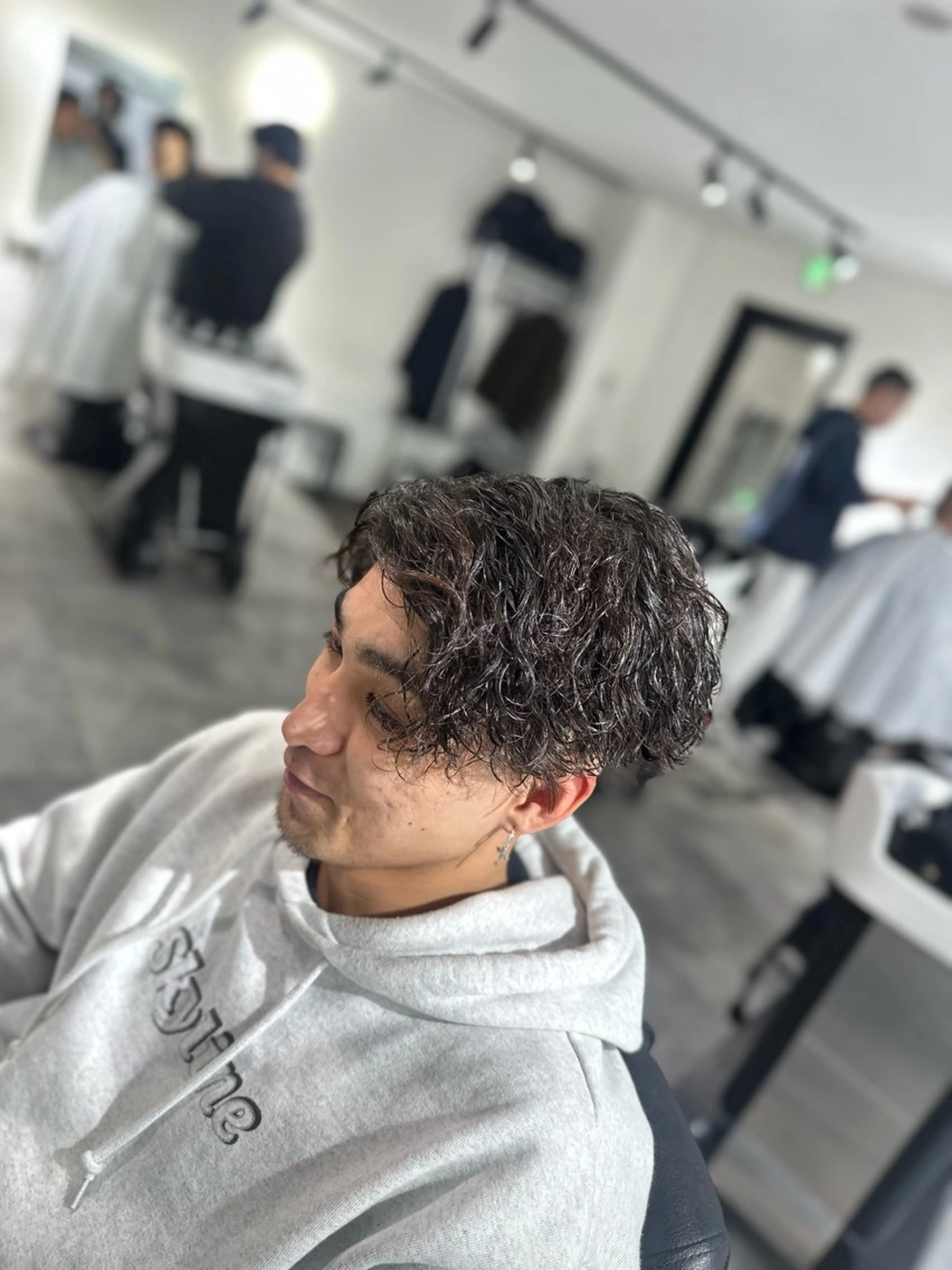 ミディアム パーマ メンズ ミディアムパーマ センターパート フェードカット メンズパーマ ツーブロック 池袋/FADE /メンズ特化のヘアスタイル