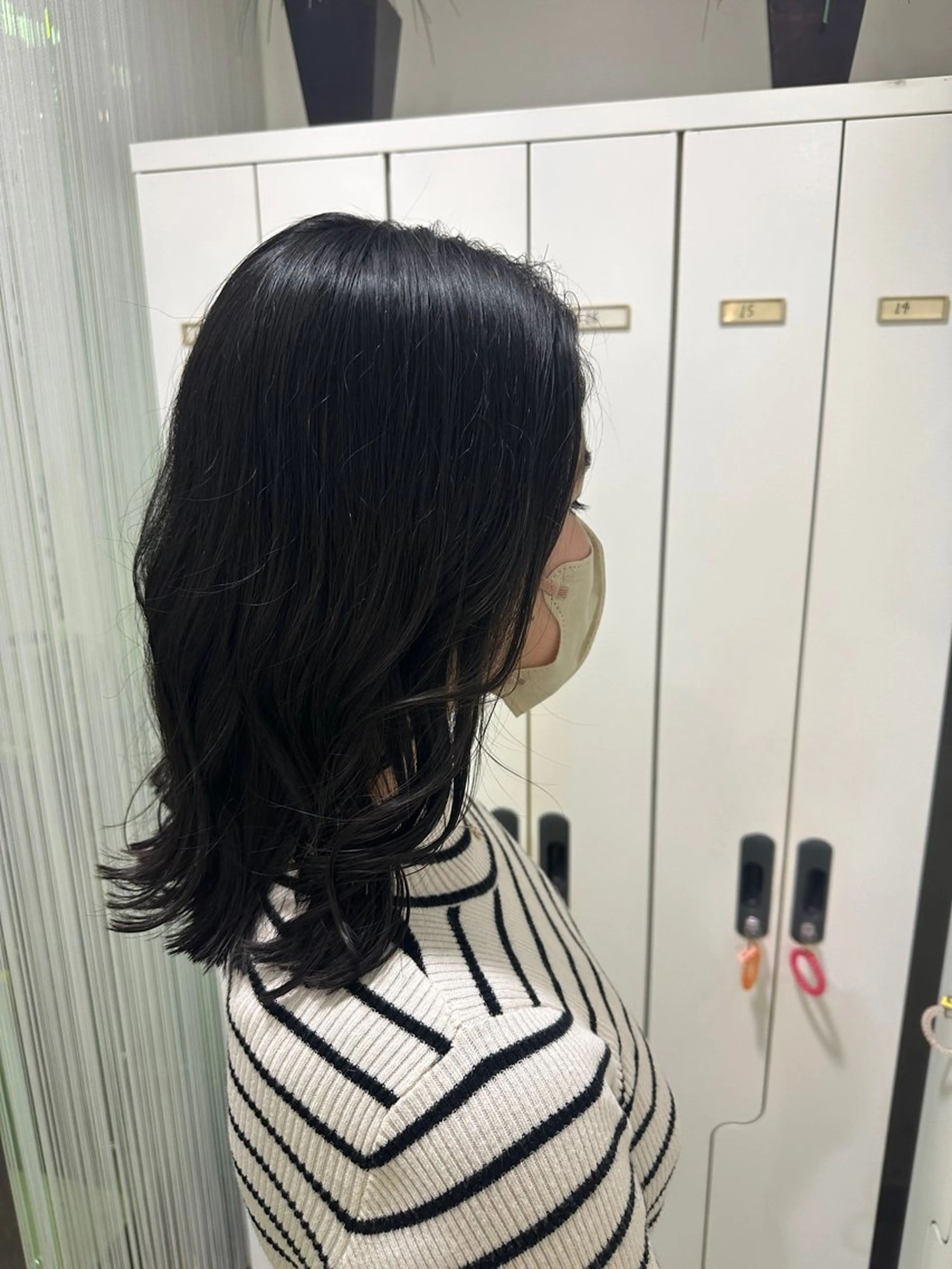 ミディアム レイヤー 艶々カラーのヘアスタイル