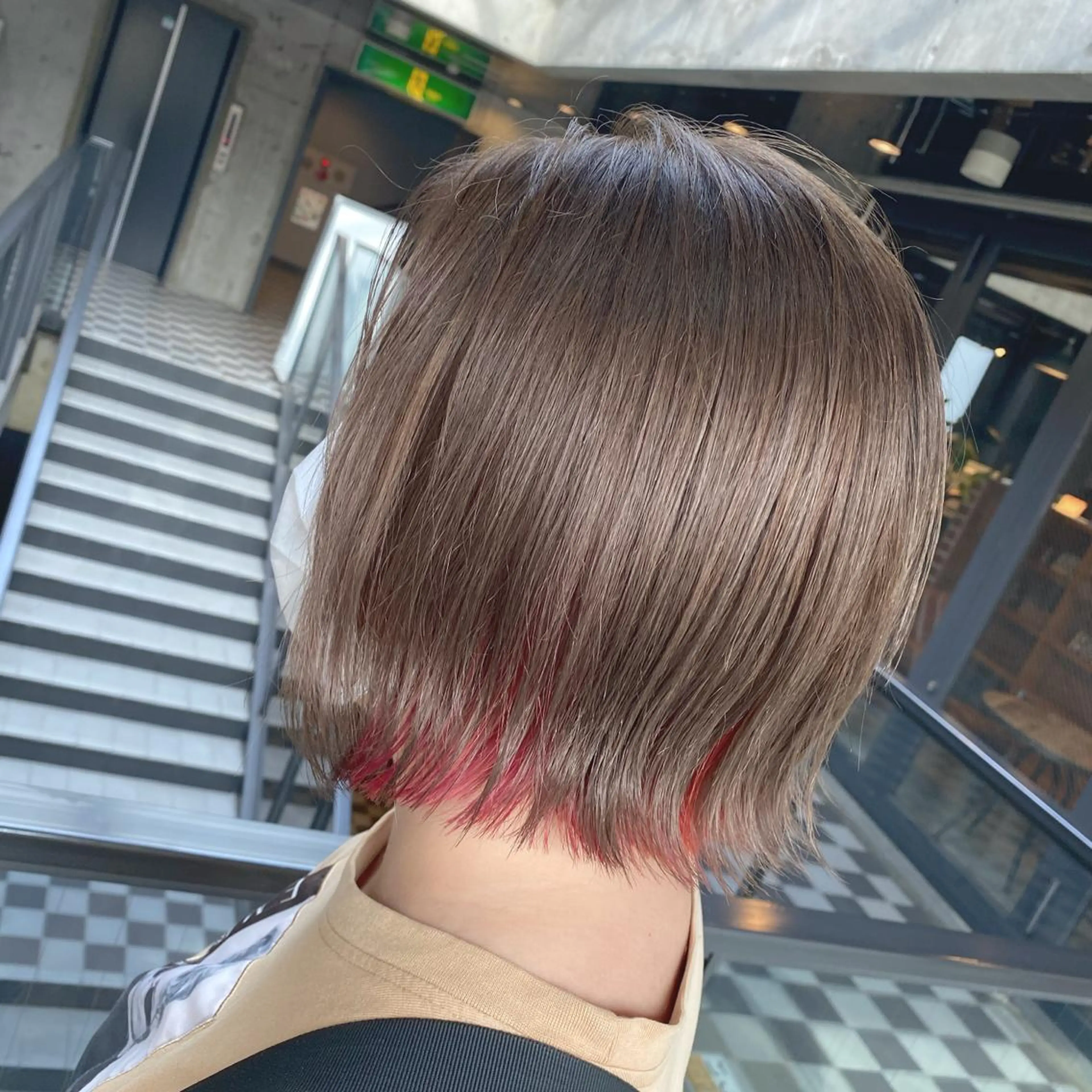 ショート カラー ベージュカラー 透明感カラー ダブルカラー インナーカラー レッドカラー 小坂 麻綾のヘアスタイル