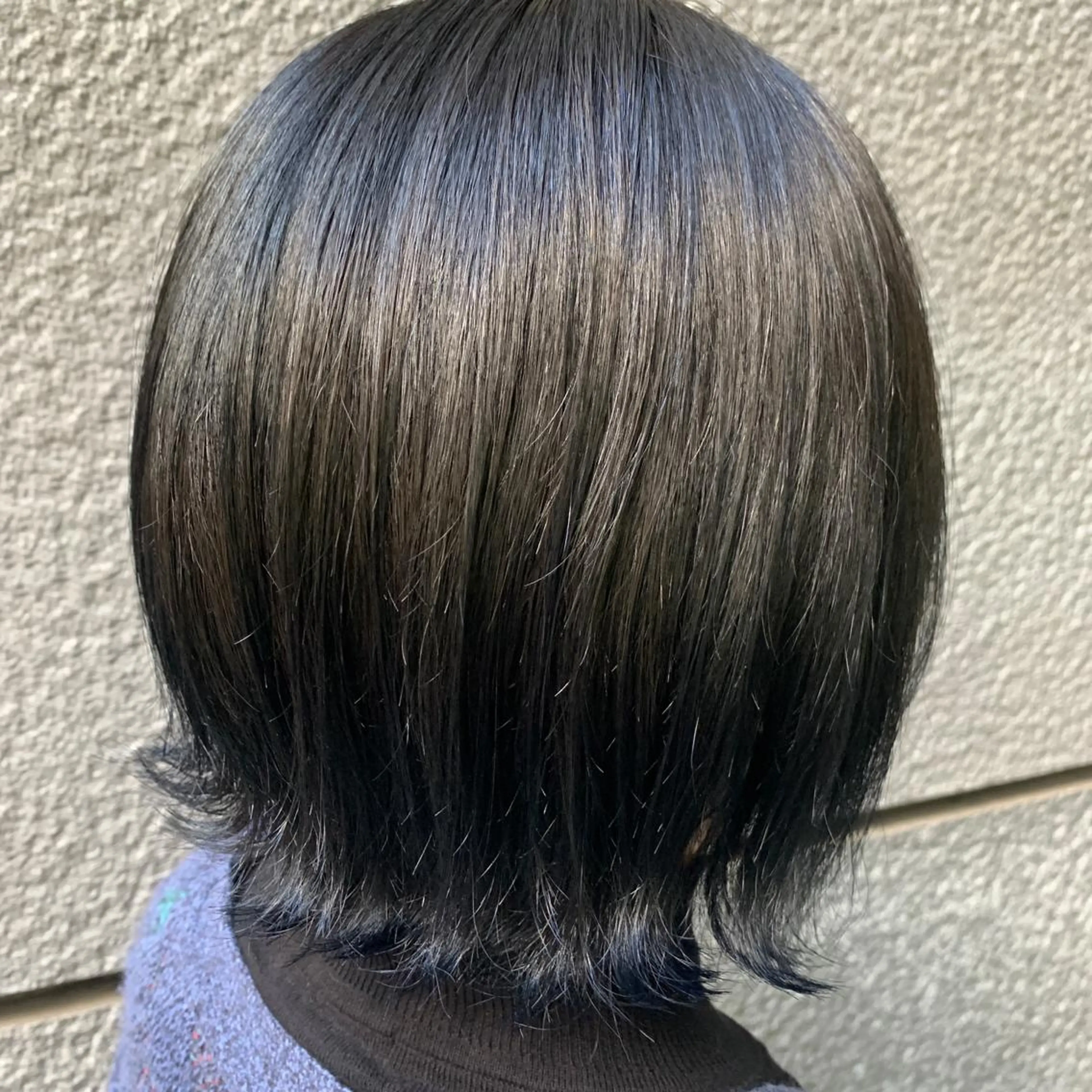 カラー 黒髪 ブリーチ ブルーカラー ブルーブラック 透明感カラー/レイヤ ーhinata.のヘアスタイル