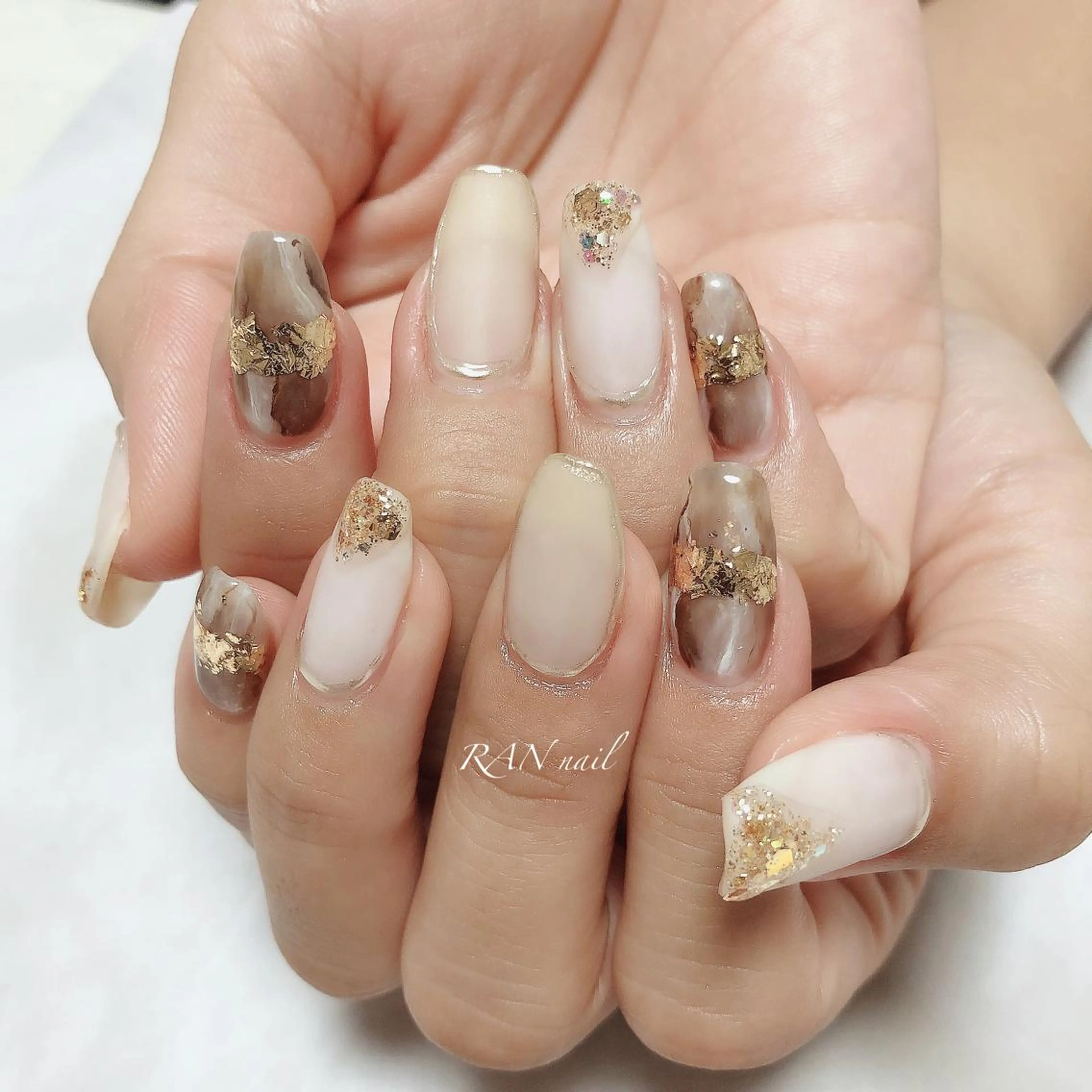 ネイル ゴールド ラメ(グリッター) ニュアンスネイル オフィスネイル 冬ネイル RAN nailのネイルデザイン