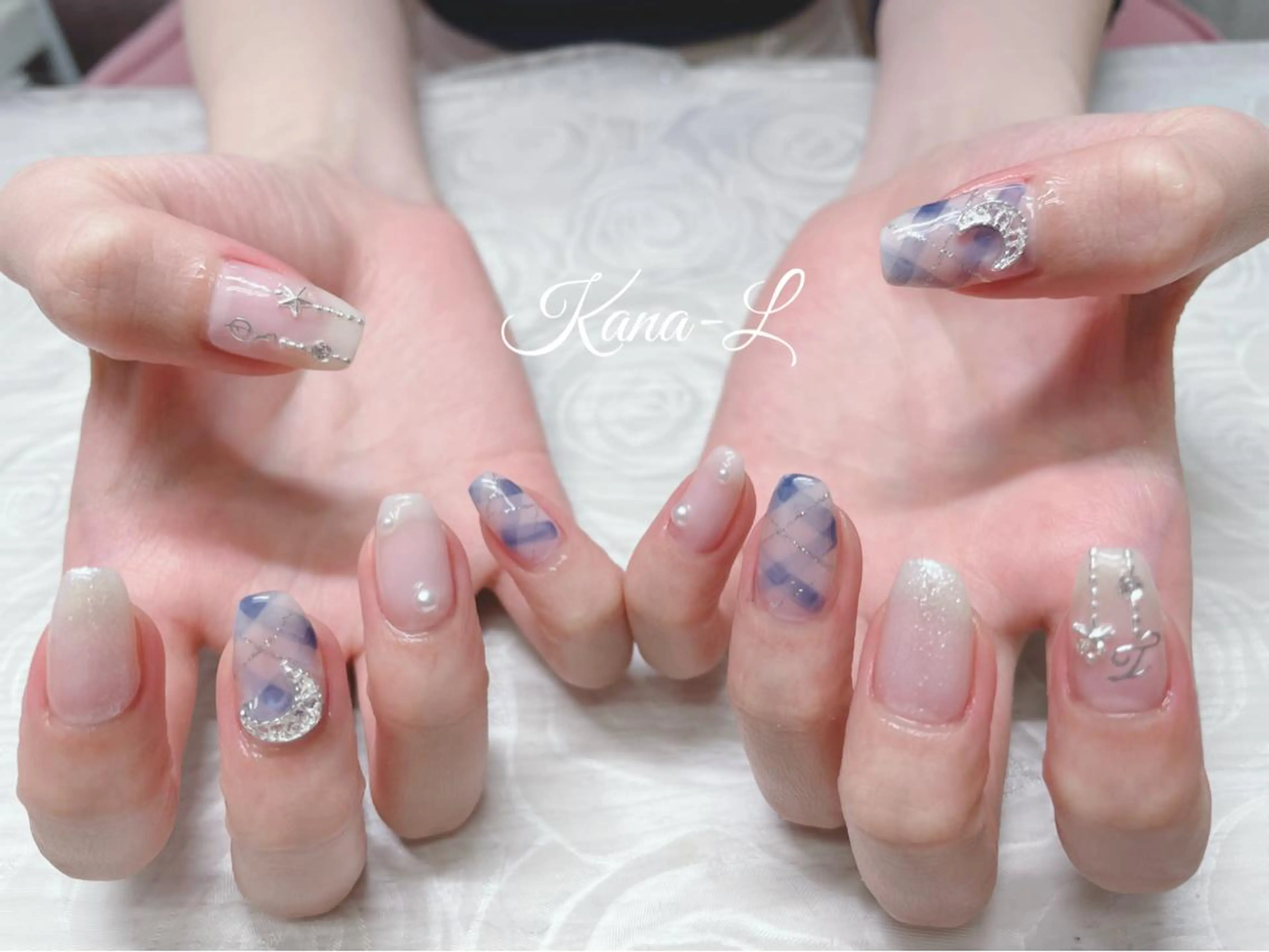 カラー ネイル ラメ(グリッター) リボン ホワイト 芦辺 香奈のネイルデザイン