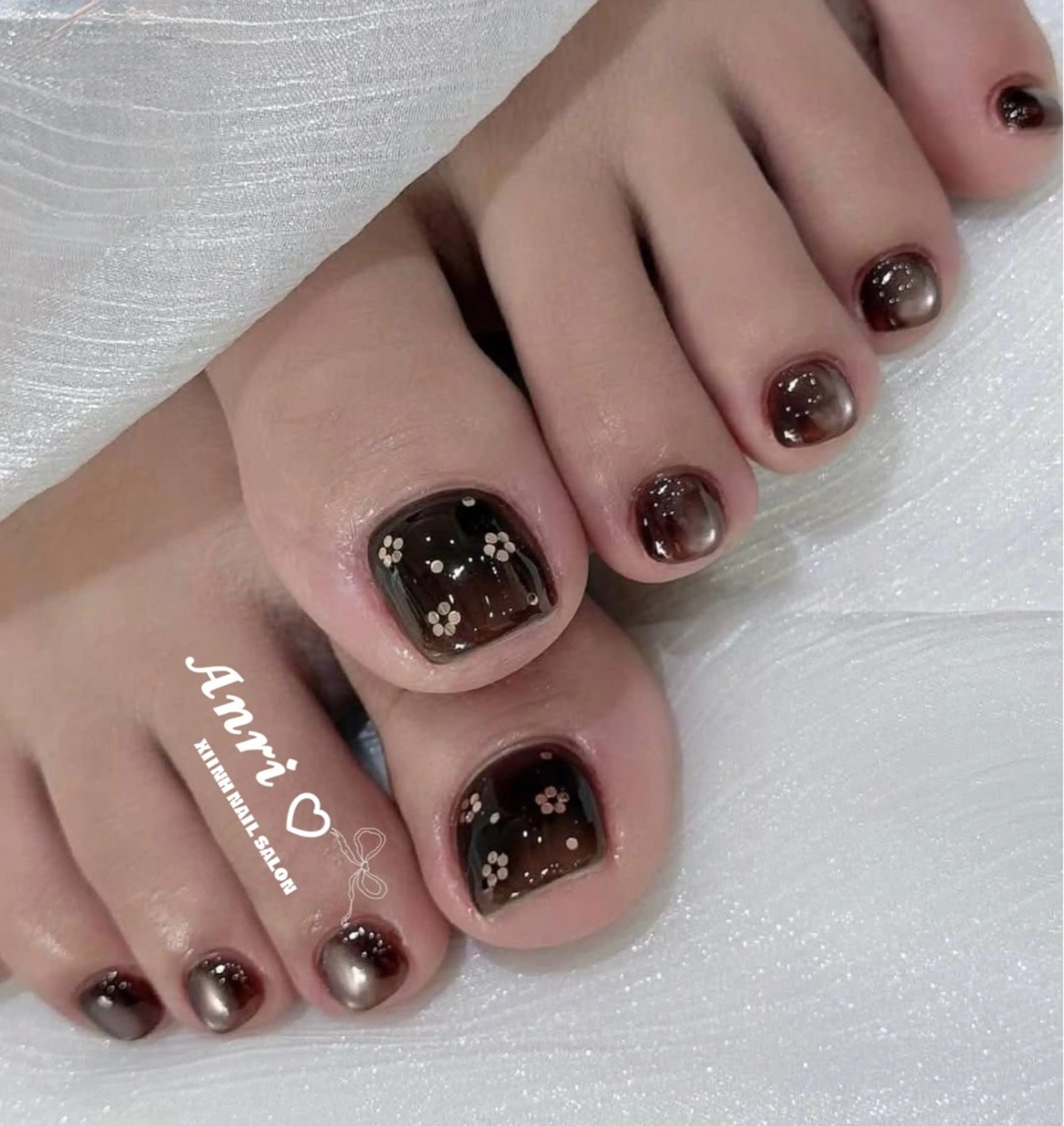 ネイル チークネイル 長さ出し フットネイル ジェルネイル 卒業式 𝓐𝓷𝓻𝓲 XiinhNailのネイルデザイン