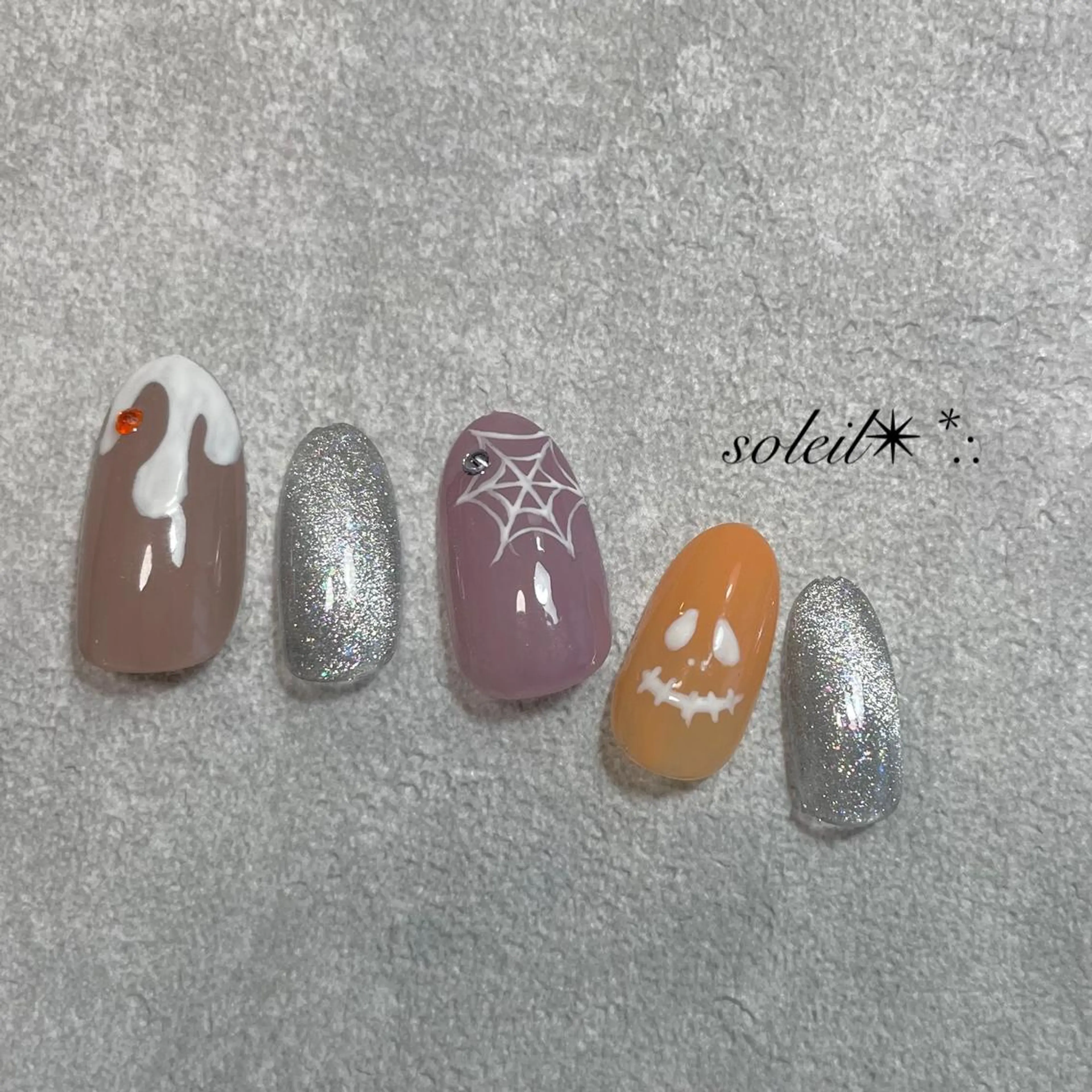 ネイル ジェルネイル ハロウィン ラメ(グリッター) ミラーネイル ニュアンスネイル 粟津 美紀のネイルデザイン