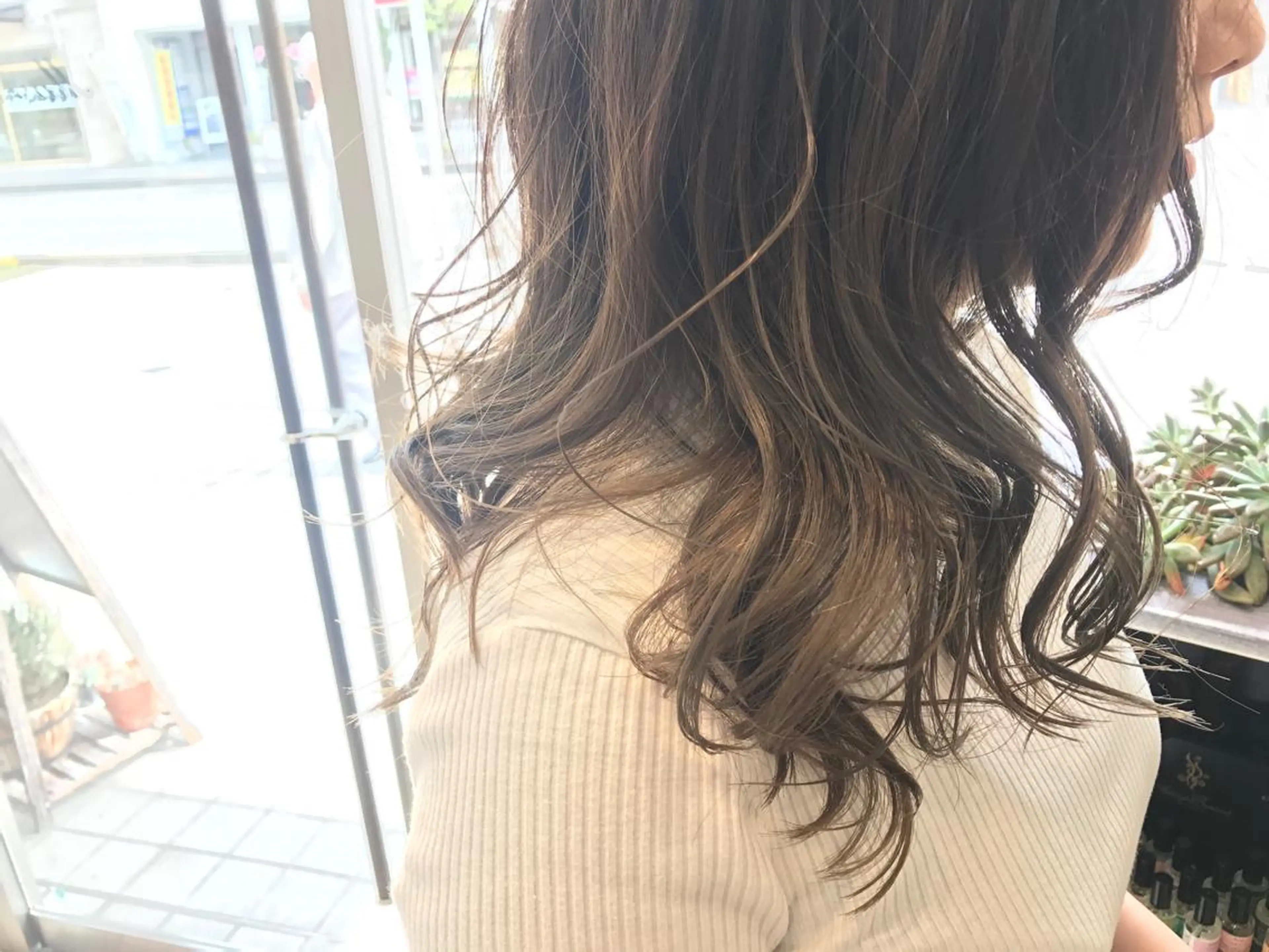 セミロング カラー ヘアアレンジ 透明感カラー シルバー 外国人風カラー スズキ シオリのヘアスタイル