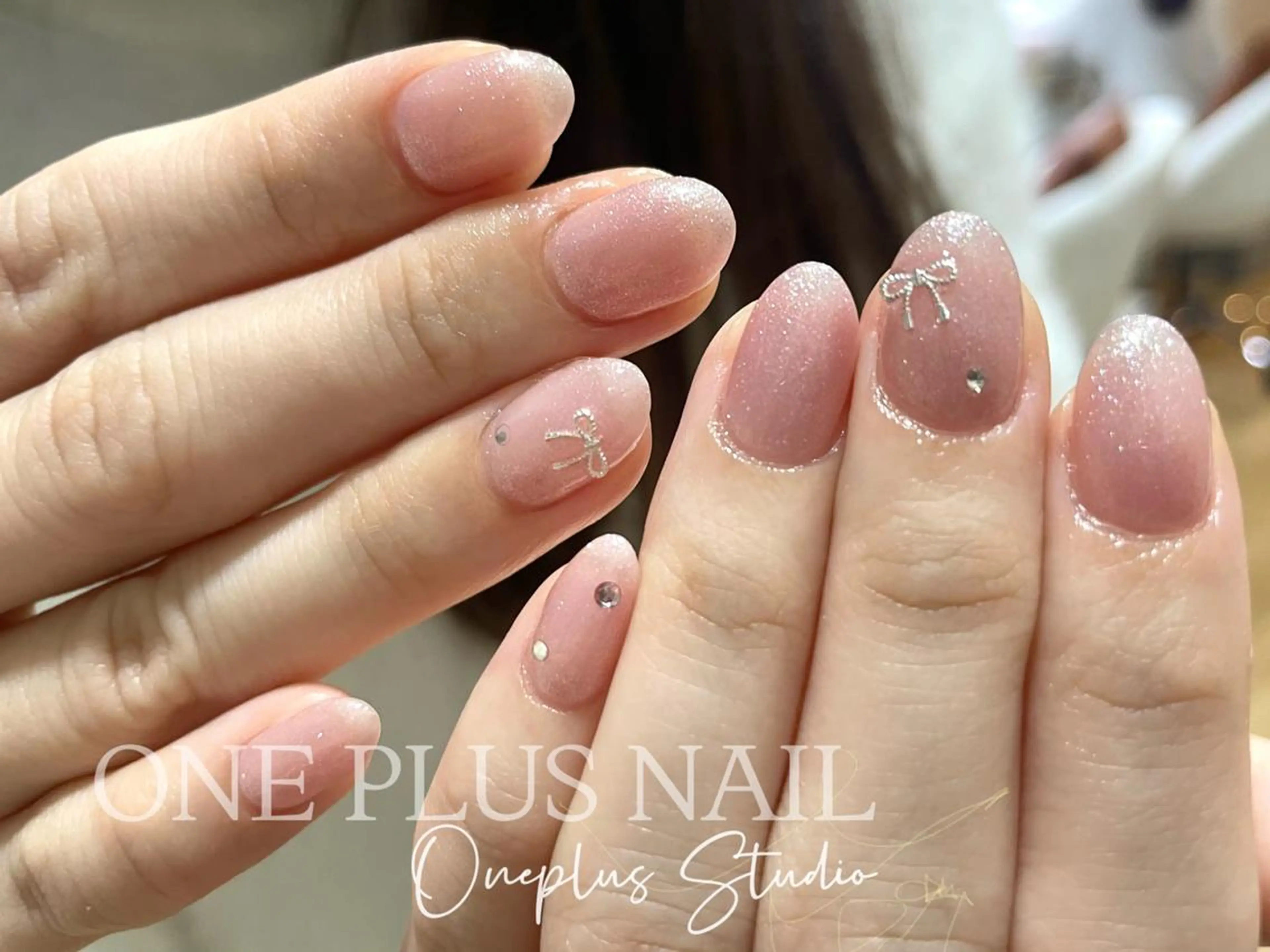 ネイル ニュアンスネイル 赤色 シンプルネイル ワンホンネイル 冬ネイル One Plus Nail Salonのネイルデザイン