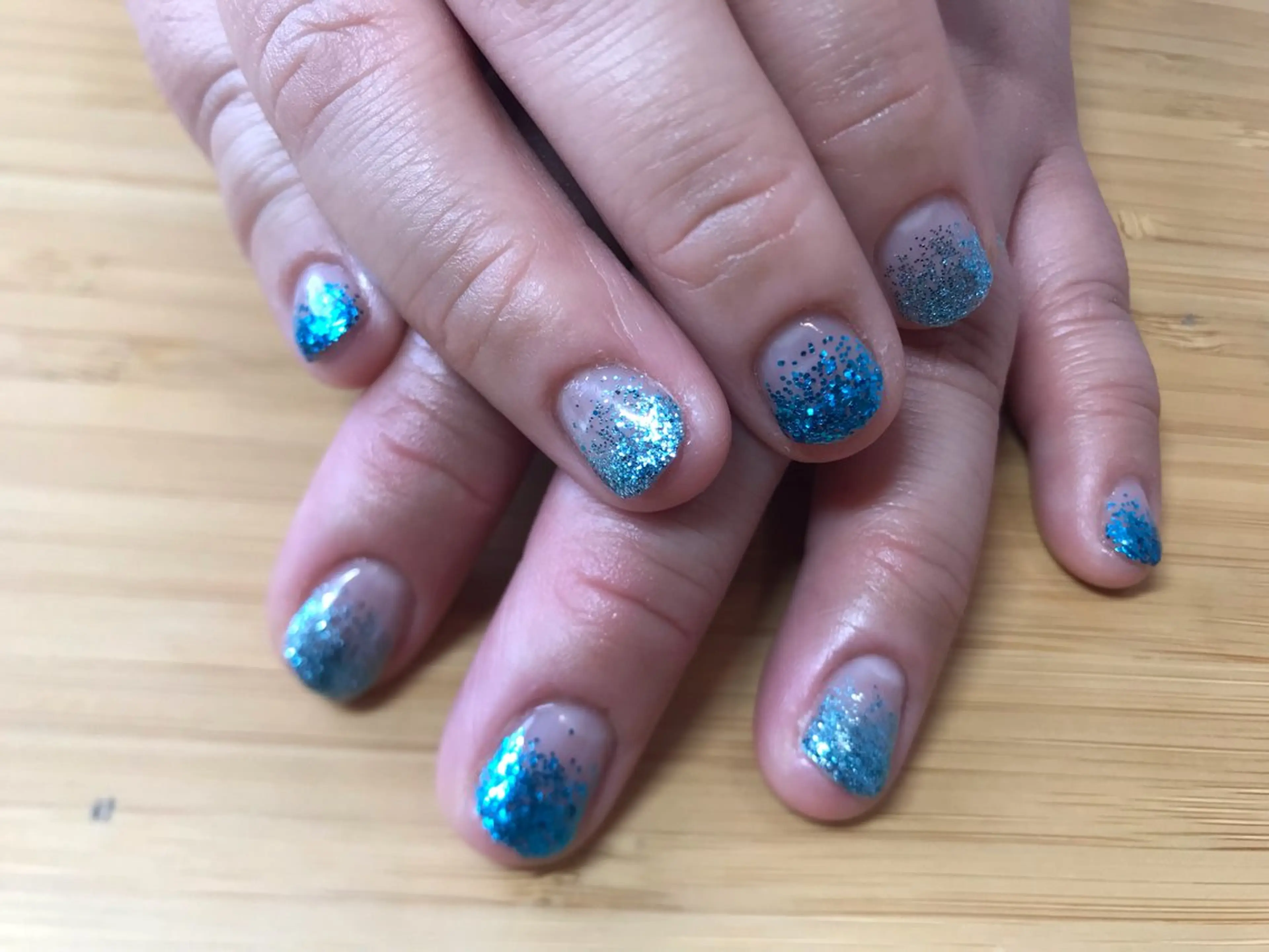 キッズ ネイル ブルー グラデーション ラメ(グリッター) ラメグラデーション ハンドネイル Nailist Missaのネイルデザイン