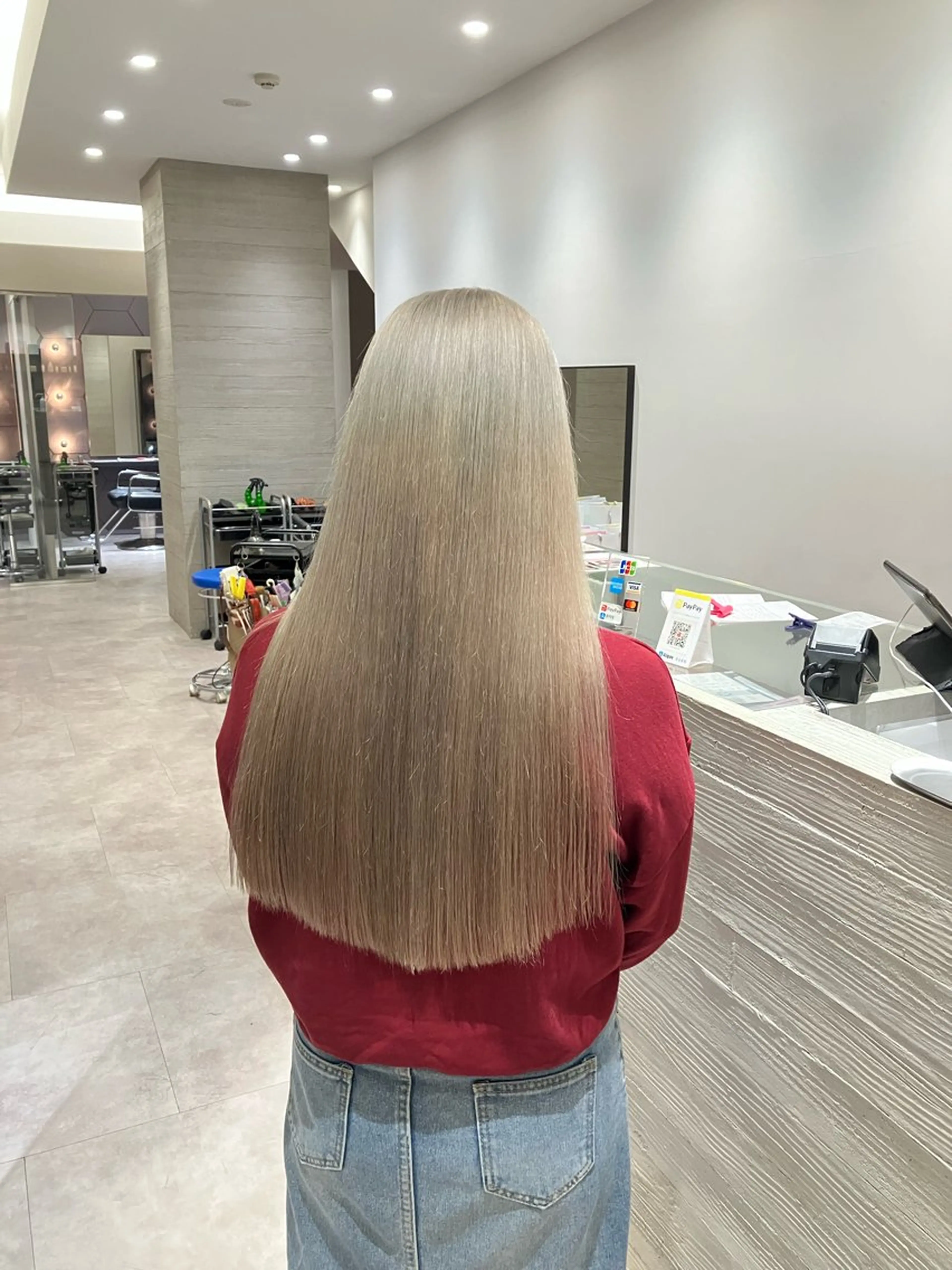 ロング カラー ブリーチ ブロンド ロング カット ヘアカラー サキ🤍ハイトーン 🩰くびれ巻きヘアのヘアスタイル