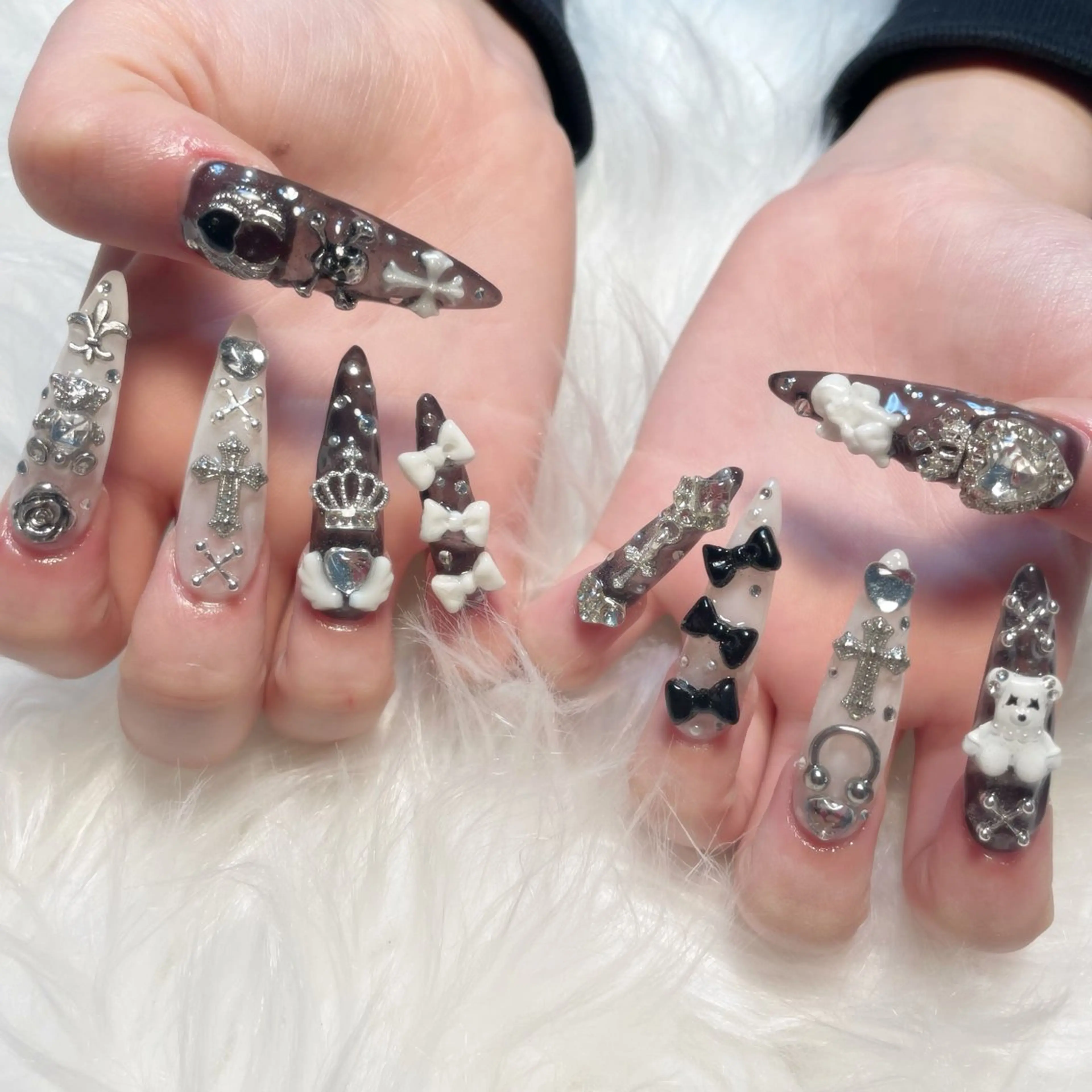 ネイル ハンドネイル ゴテゴテ💙ワンホン リオナのネイルデザイン