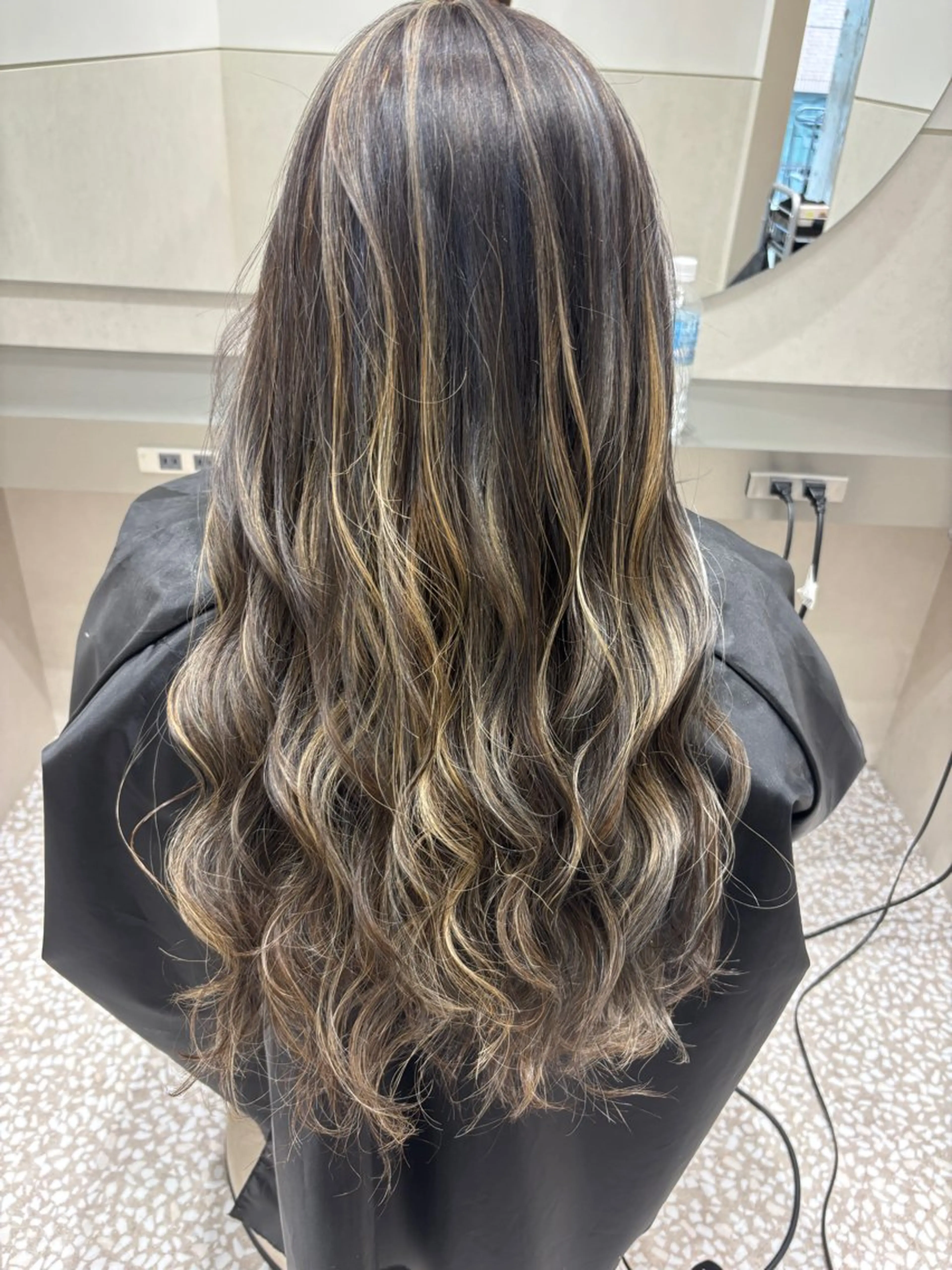 ロング ハイライト ヘアカラー トリートメント kazufumi ..のヘアスタイル