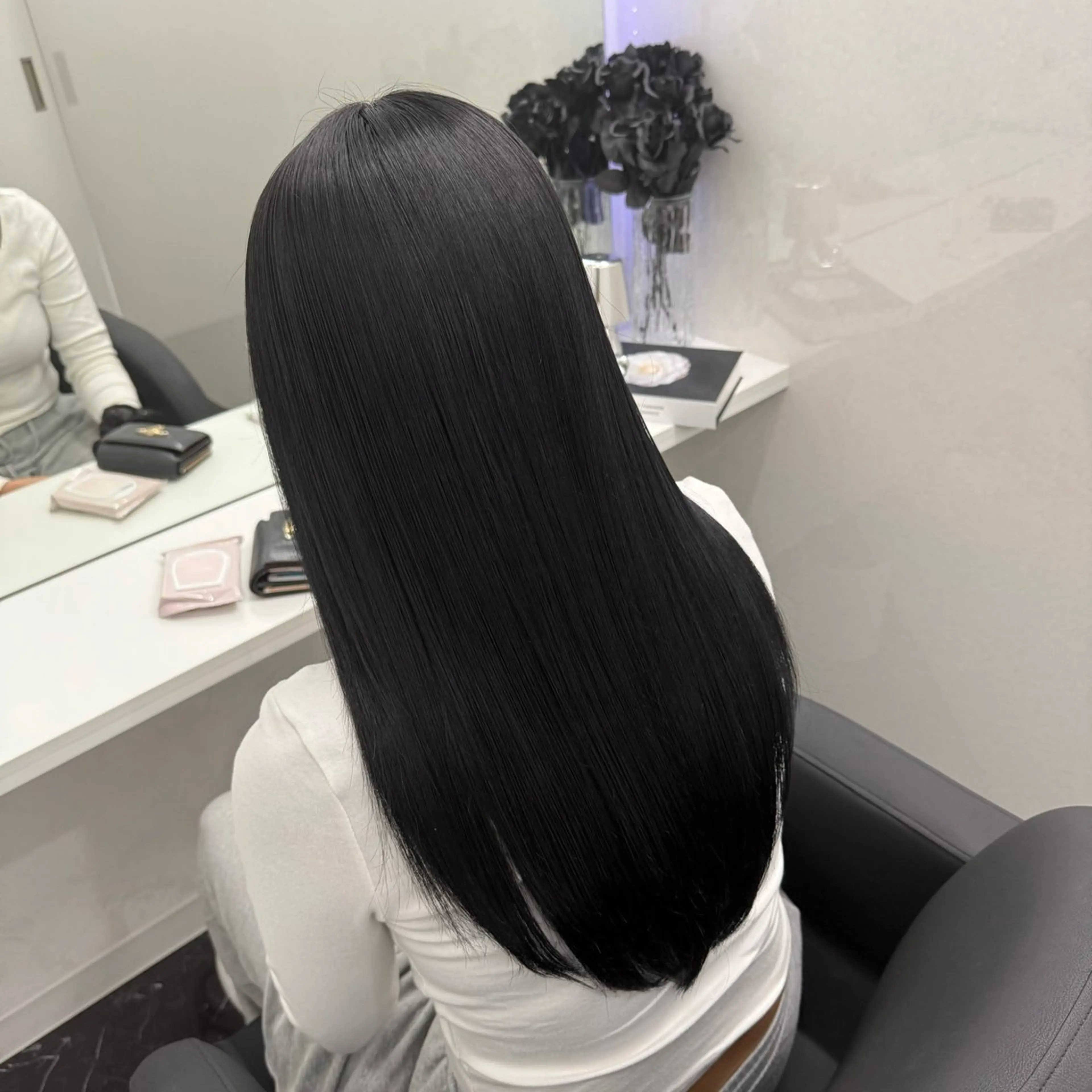 セミロング カラー 黒髪 ブリーチ ブルーカラー ブルーブラック ダークグレー ヘアカラー トリートメント ケアブリーチ/ 髪質改善/上質艶髪のヘアスタイル