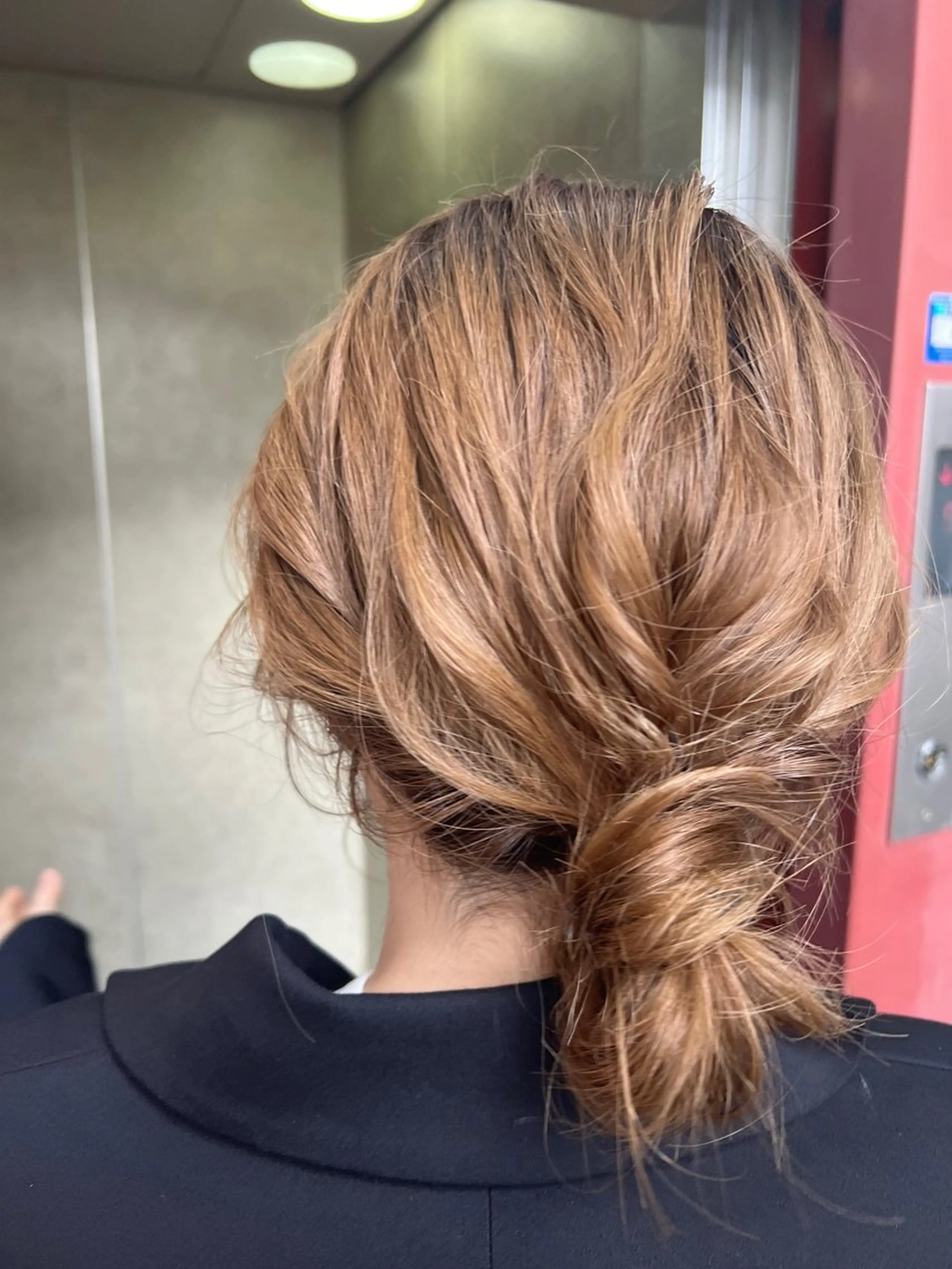 セミロング ヘアアレンジ お団子ヘア 山室 敬義のヘアスタイル