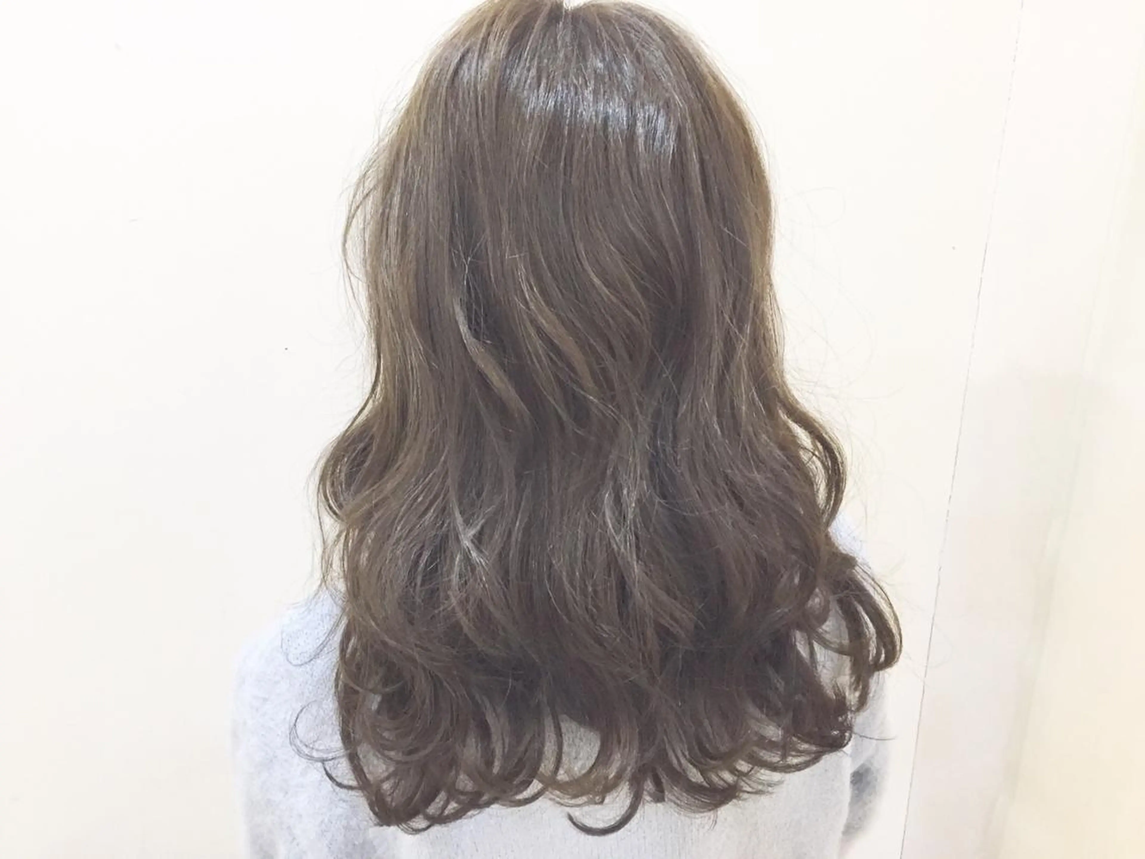 セミロング カラー 服部 樹季のヘアスタイル