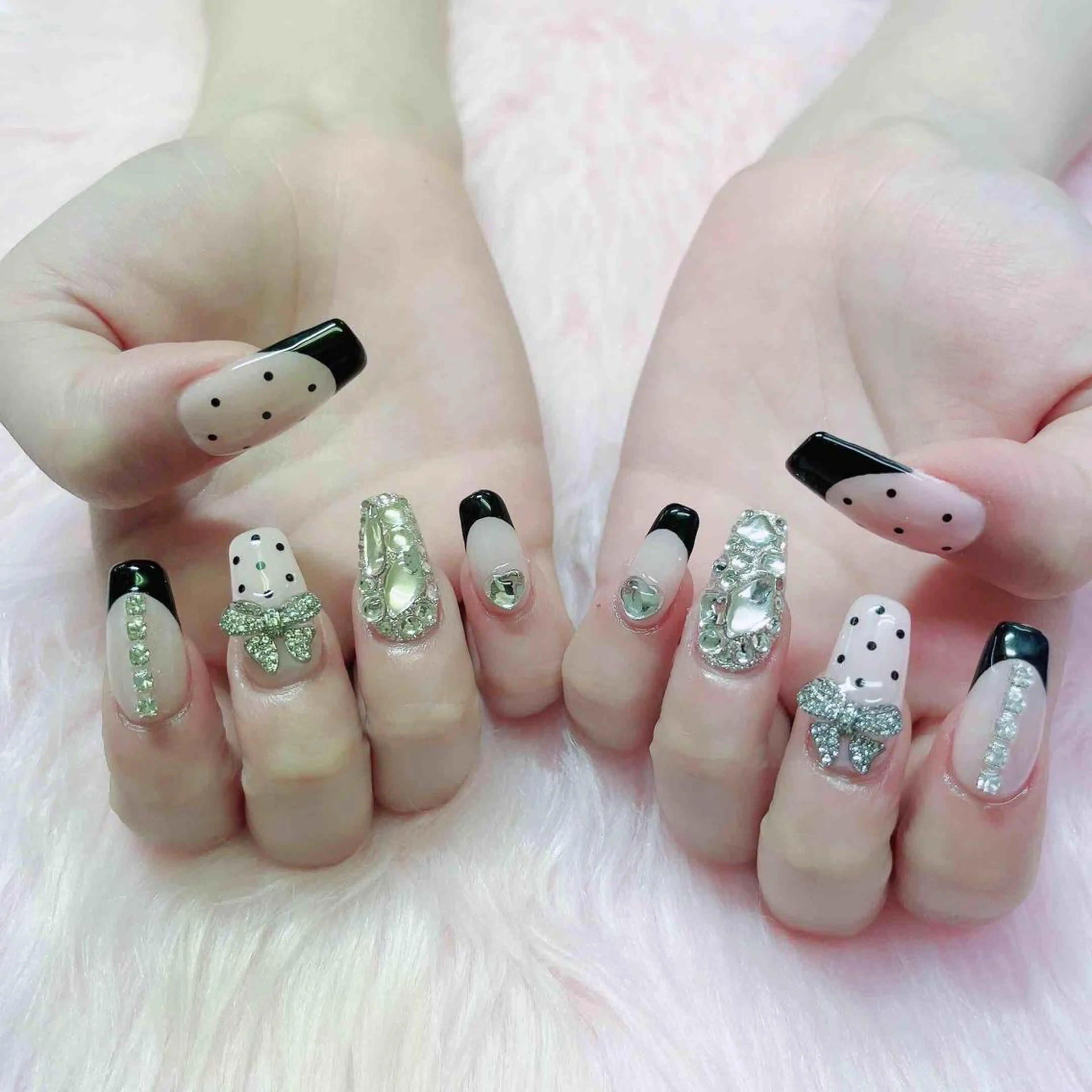 ネイル フレンチネイル ハンドネイル MoonNail ユリ🌸のネイルデザイン