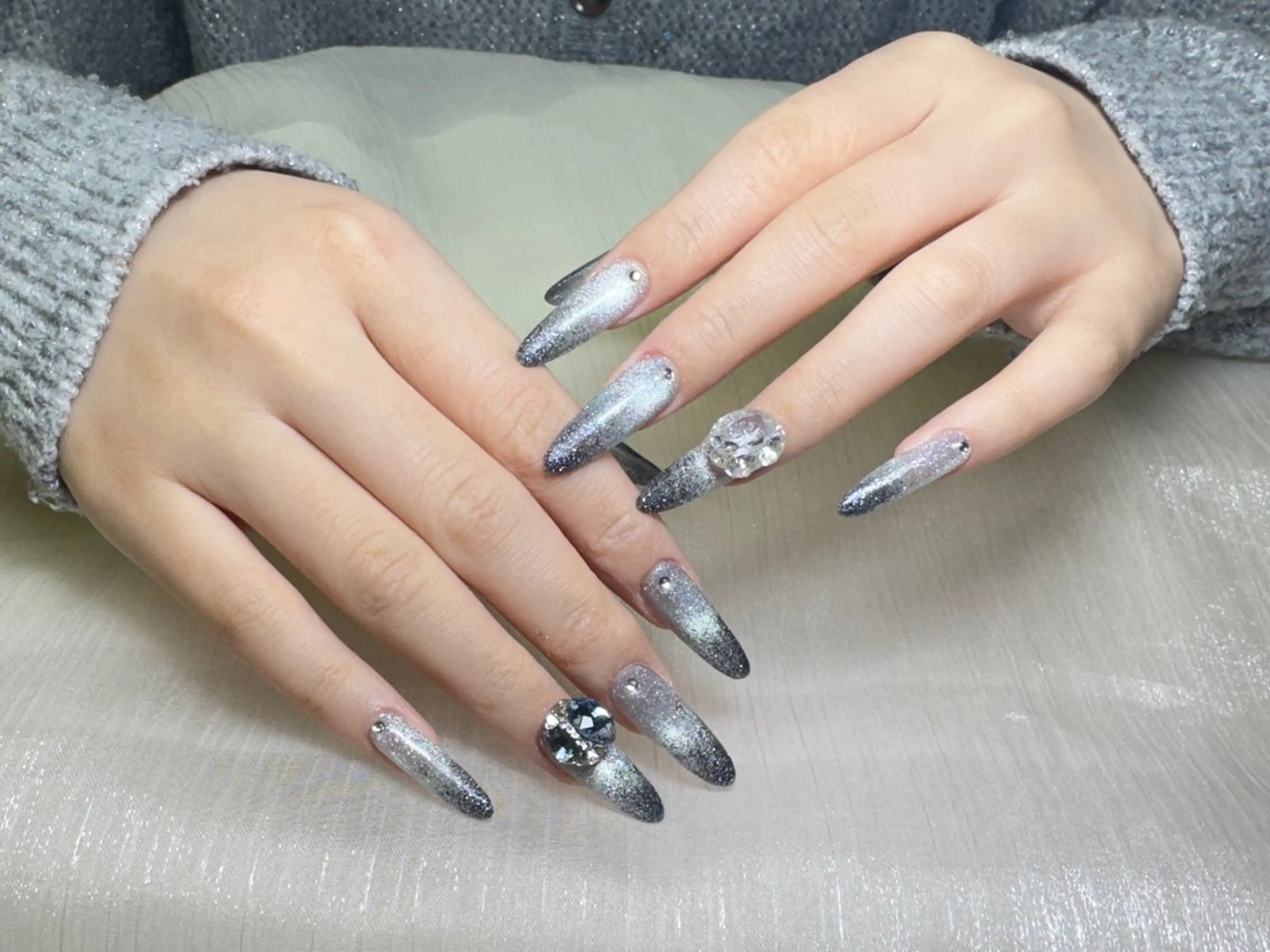 ネイル グラデーション キラキラネイル ラメ(グリッター) ロングネイル シルバー ハンドネイル ハンドケア PIPPY NAILSのネイルデザイン