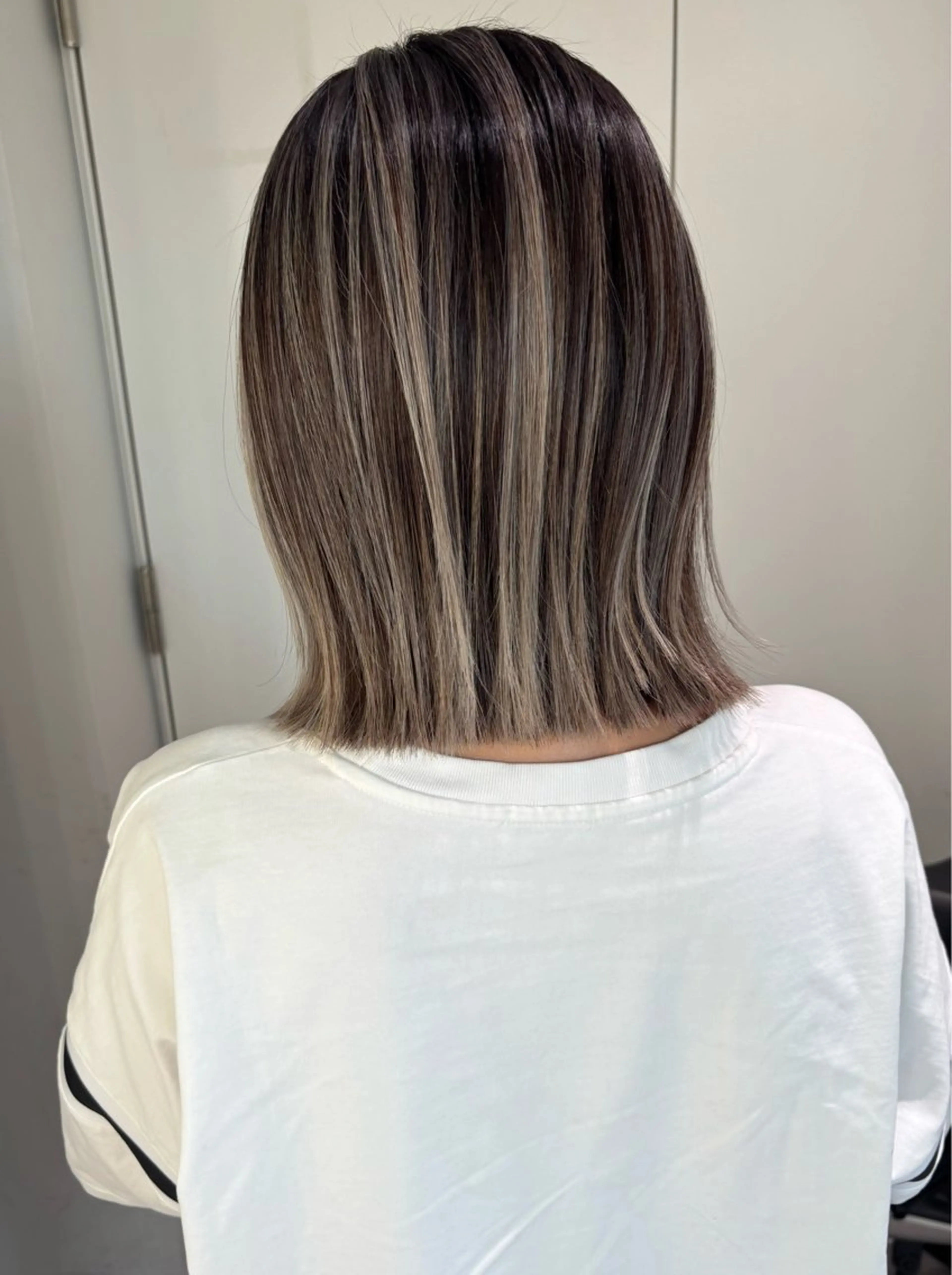 ミディアム カラー 切りっぱなしボブ グレージュ ハイライトカラー ボブ ハイライト カット ヘアカラー トリートメント 松井那津子 /ハイライトブリーチのヘアスタイル