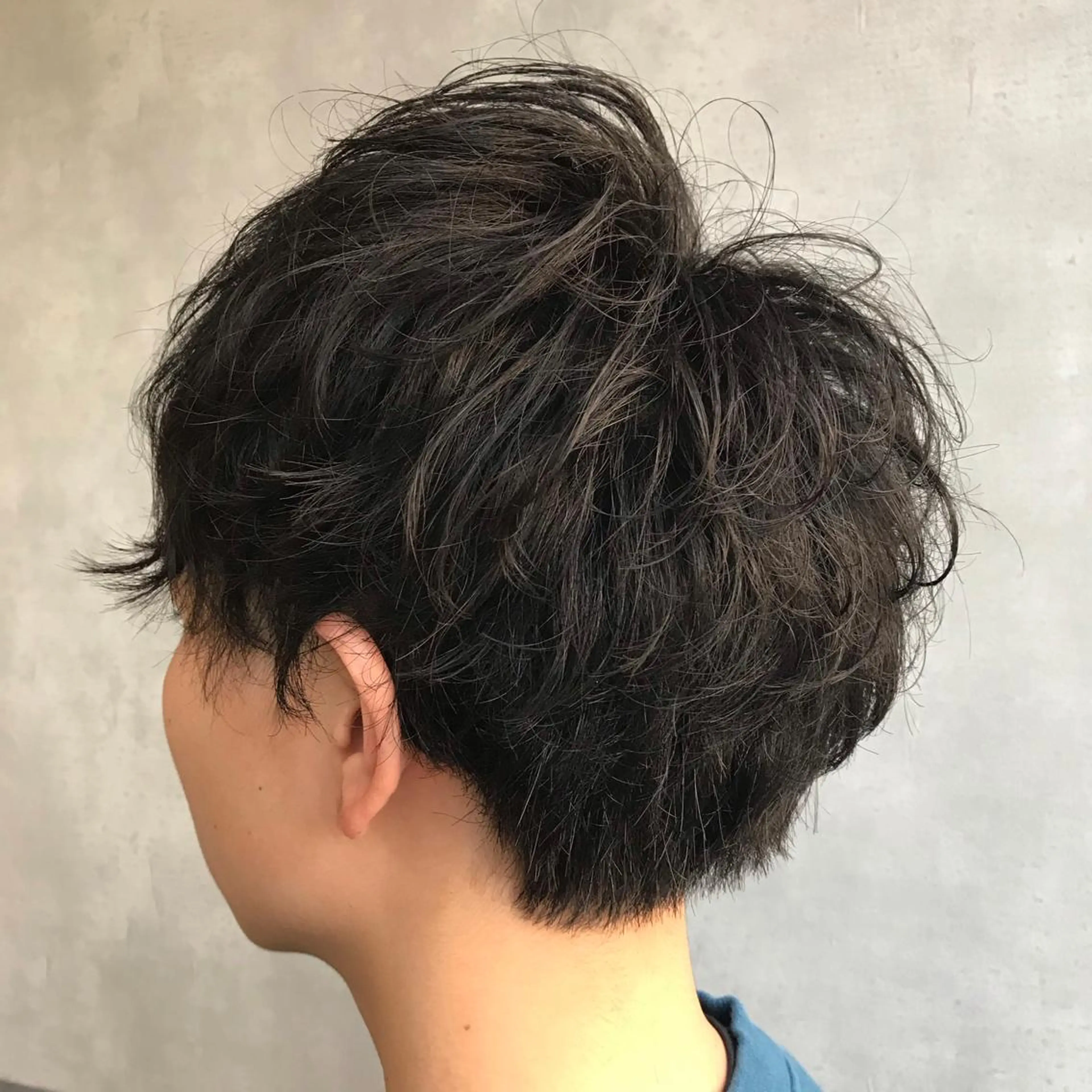 ショート パーマ 白髪ボカシカラー /骨格に合わせカットのヘアスタイル