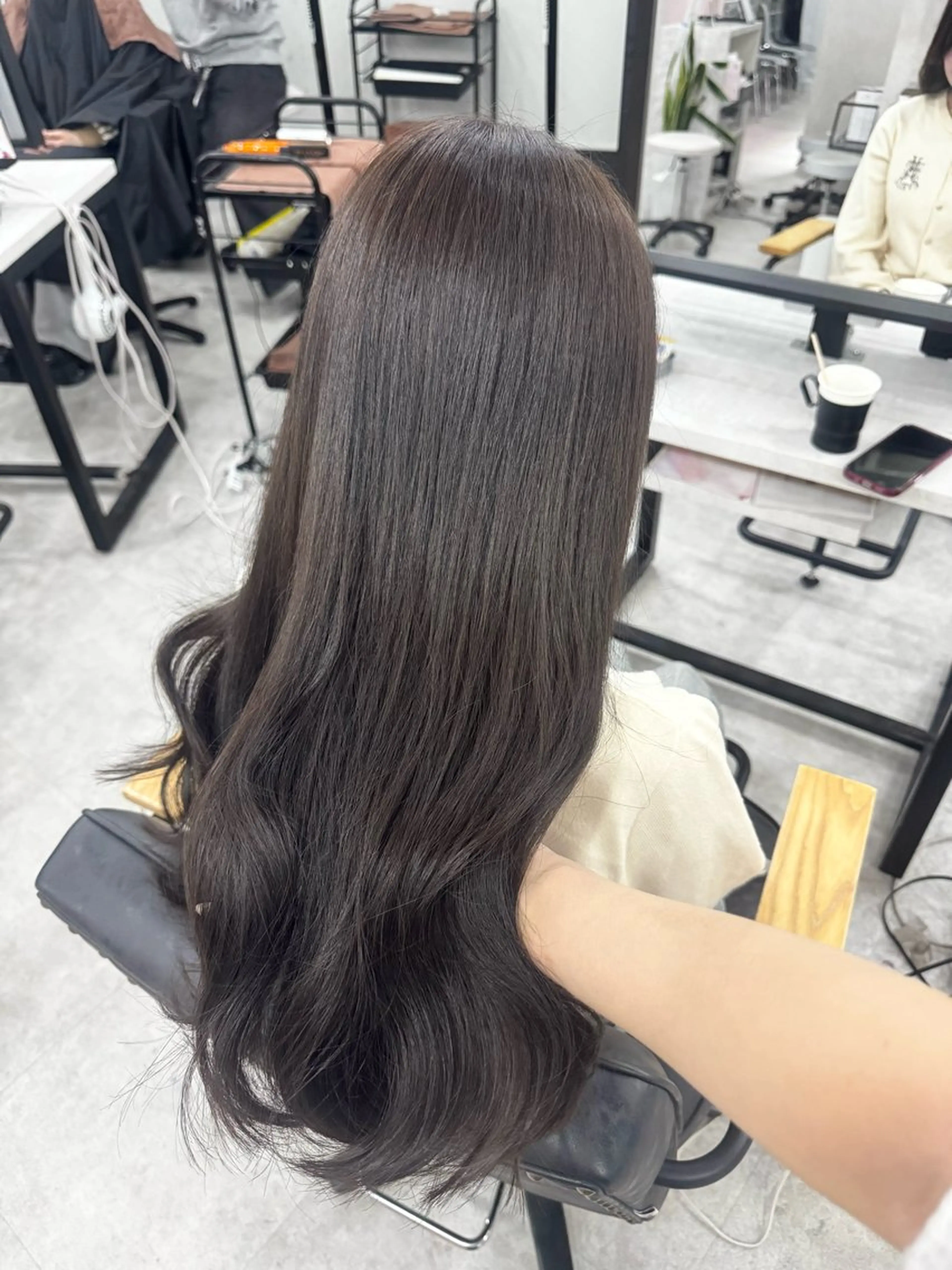 ロング カラー ベージュカラー ブリーチ ブラウンカラー ショコラブラウン ショコラグレージュ ヘアカラー トリートメント 赤み無し柔らかカラー 【梅田】madokaのヘアスタイル