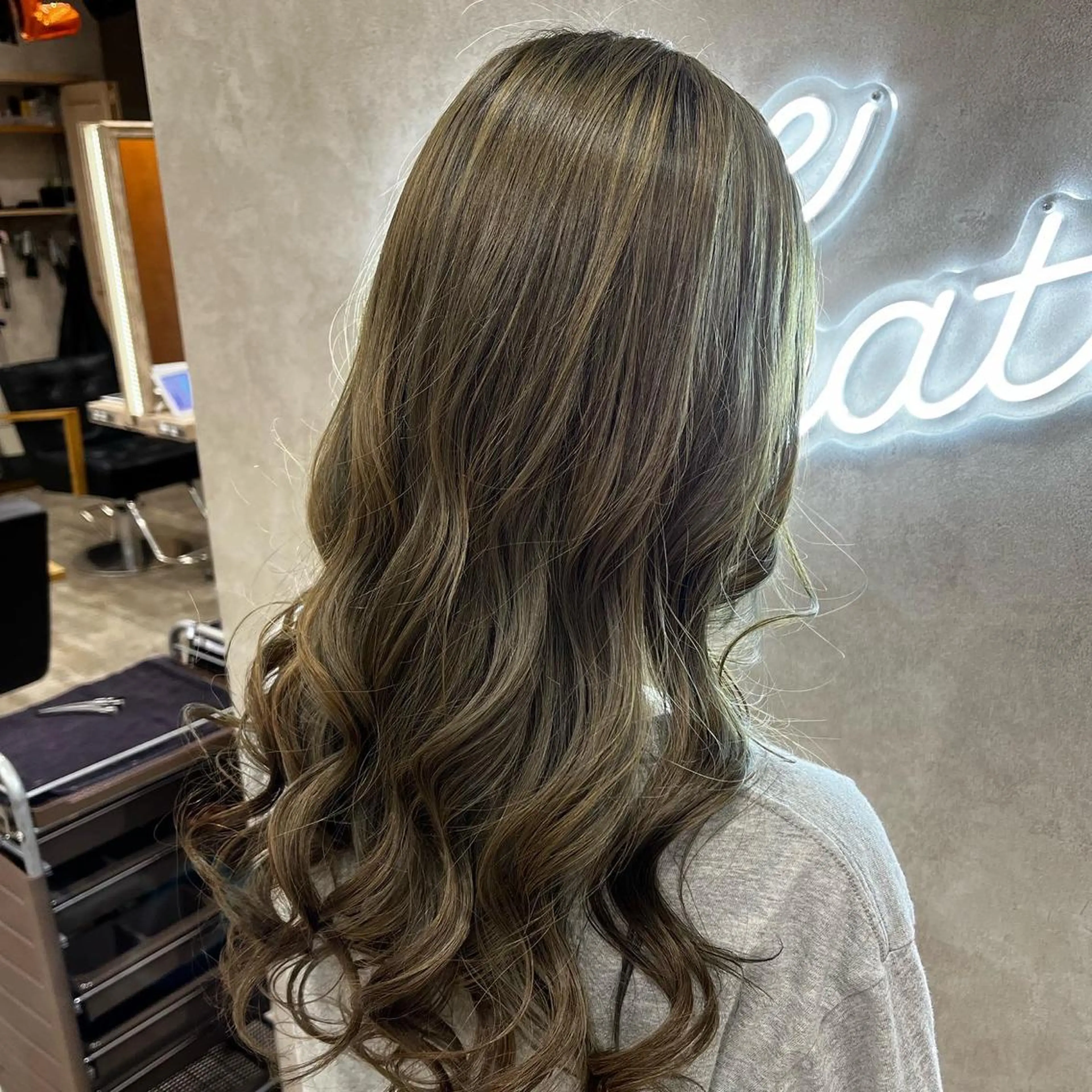 ロング カラー オリーブカラー ✨レイヤー/柔らかベ ージュ青山✨のヘアスタイル