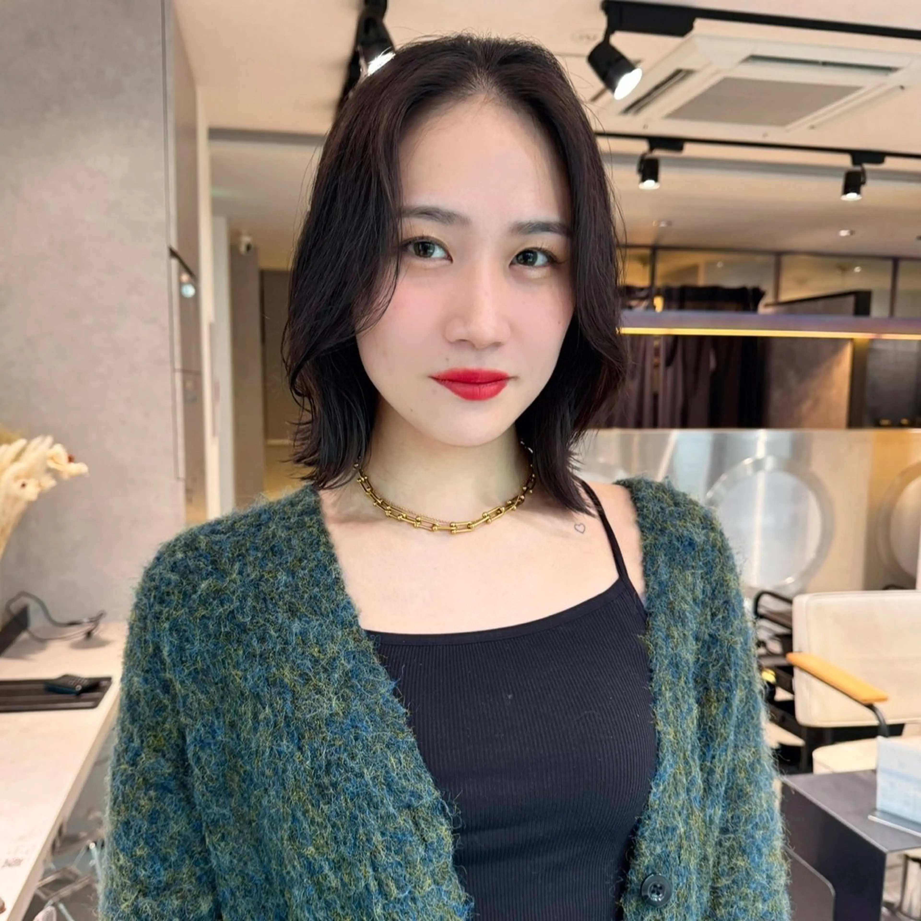 ミディアム カラー 切りっぱなしボブ 黒髪 ブルーカラー ブルーブラック ボブ カット ヘアカラー トリートメント ヘッドスパ ヘアセット 髪質改善/ブリーチ/ ボブ特化/よしきのヘアスタイル