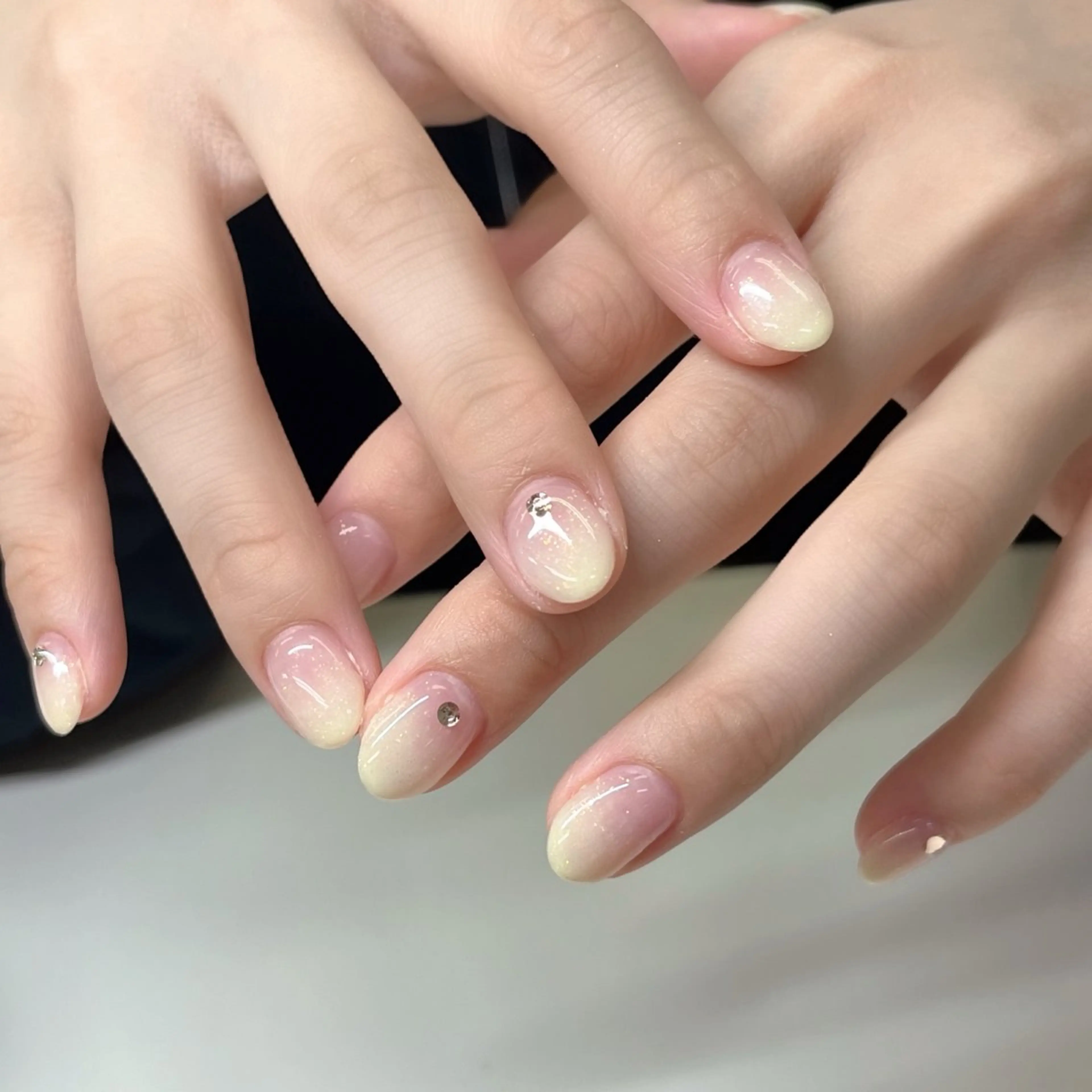 ネイル グラデーション ストーンネイル 林 夏萌のネイルデザイン