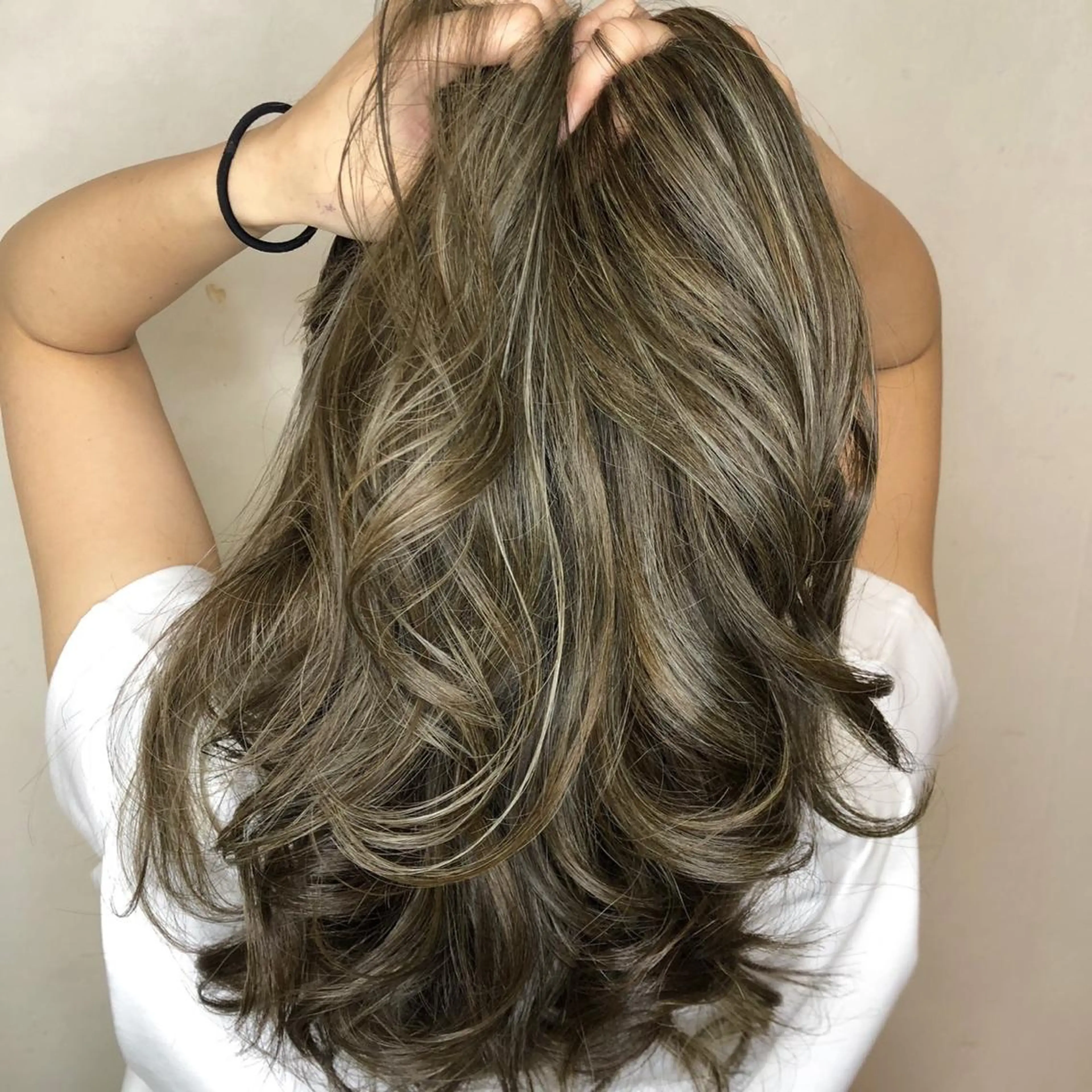 ロング カラー アッシュ バレイヤージュ ベージュカラー ブロンド ブルーカラー レイヤーカット/ 艶カラー/RYOMAのヘアスタイル